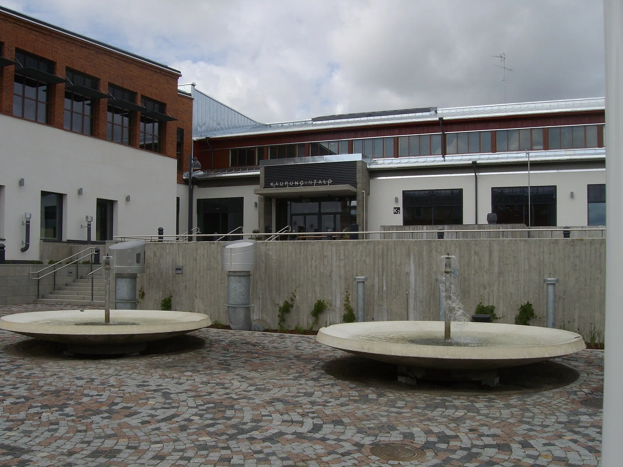 Photo showing: Entrance of the Ciity Hall in Hyvinkää. The City Hall is situated in an old wool factory.