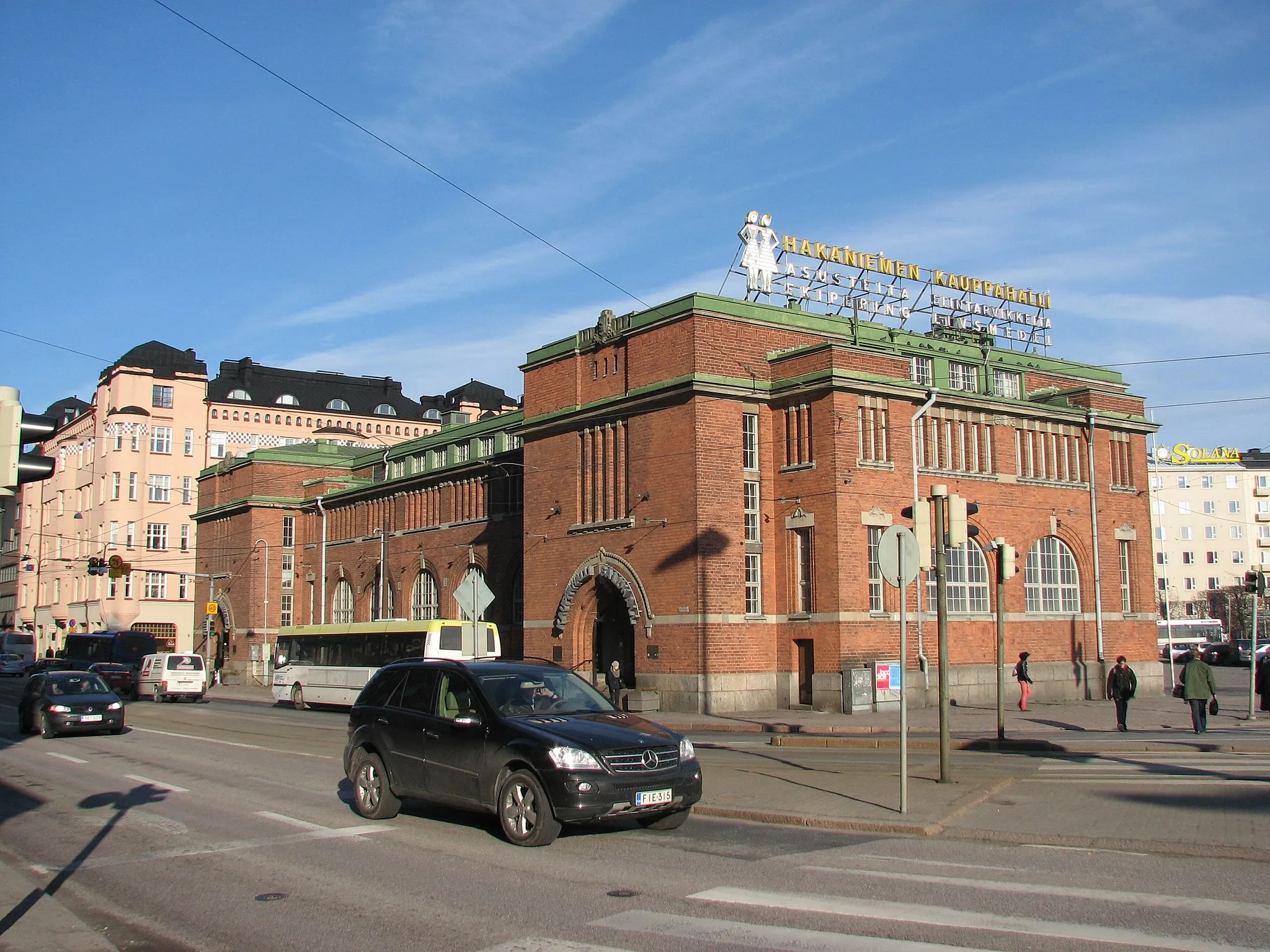 Photo showing: The Hakaniemi market hall as seen from the Hakaniemi metro station.
