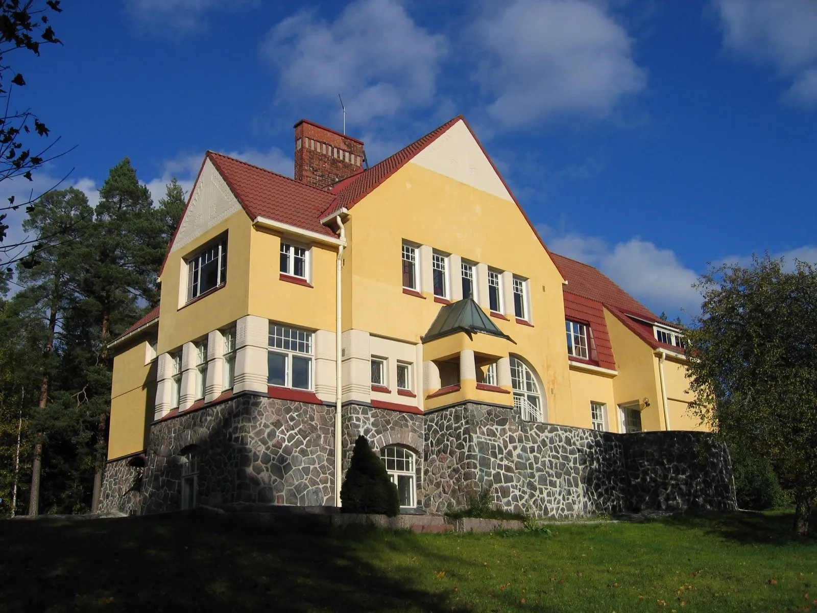 Photo showing: Villa Vallmogård in Kauniainen, Finland. The building is used for cultural events. Originally built as private home of writer Mikael Lybeck (1864-1925)