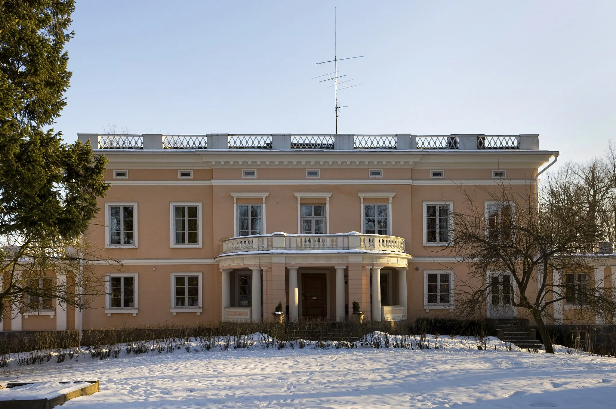 Photo showing: The Munkkiniemi manor in Helsinki, Finland. The main building is from 1815 and was expanded in 1839. Kone Corporation owns the building.