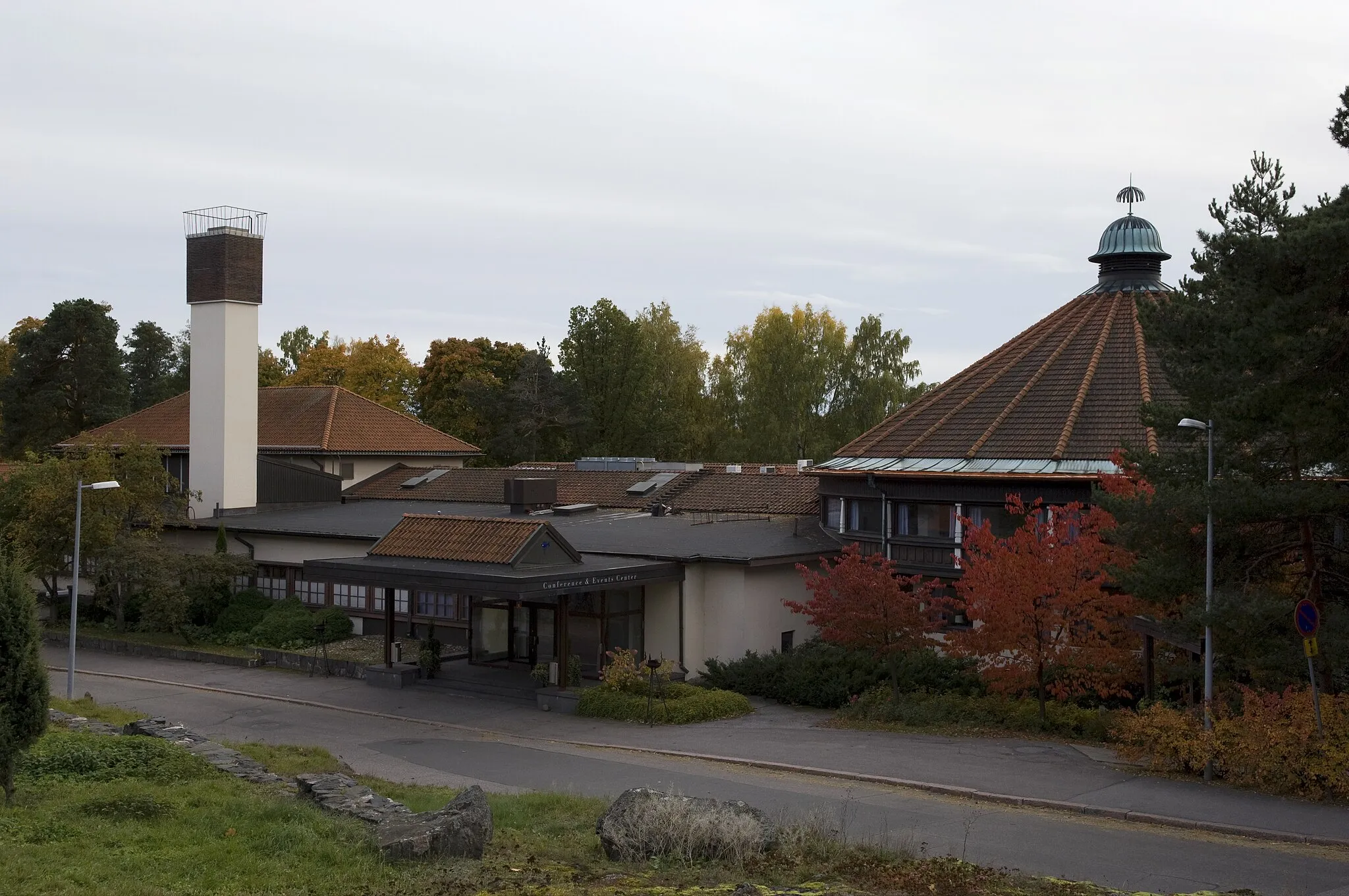 Photo showing: The old part of the hotel Hilton Helsinki Kalastajatorppa in Munkkiniemi, Helsinki, Finland.