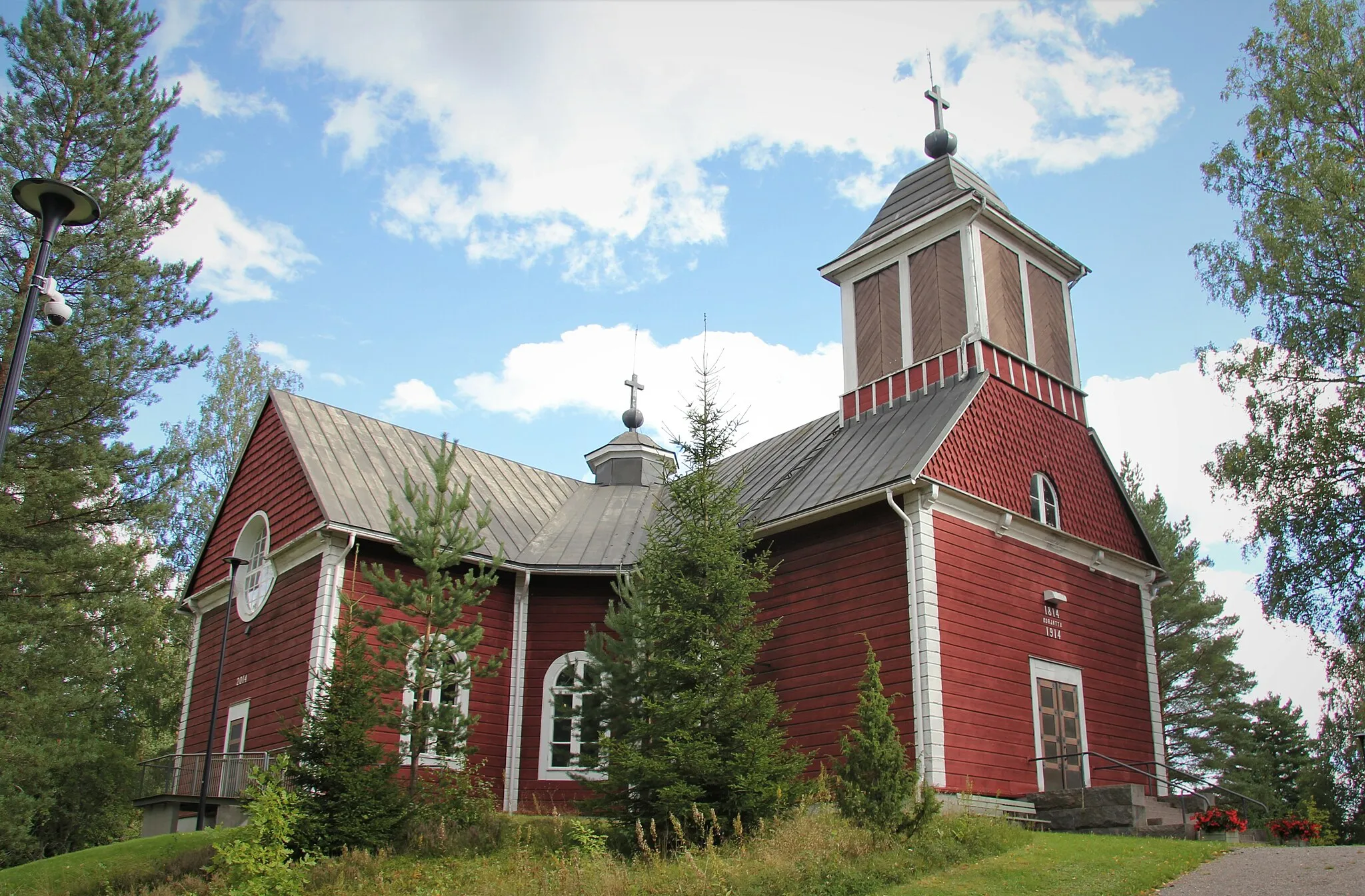 Photo showing: Pukkilan kirkko on vuonna 1814 valmistunut puinen ristikirkko. Sen rakentajana oli Mats Åkergren. Kirkko sijaitsee pienellä mäellä osoitteessa Keskustie 25, Pukkila. Kuva elokuulta 2020, koordinaatit kirkolle.