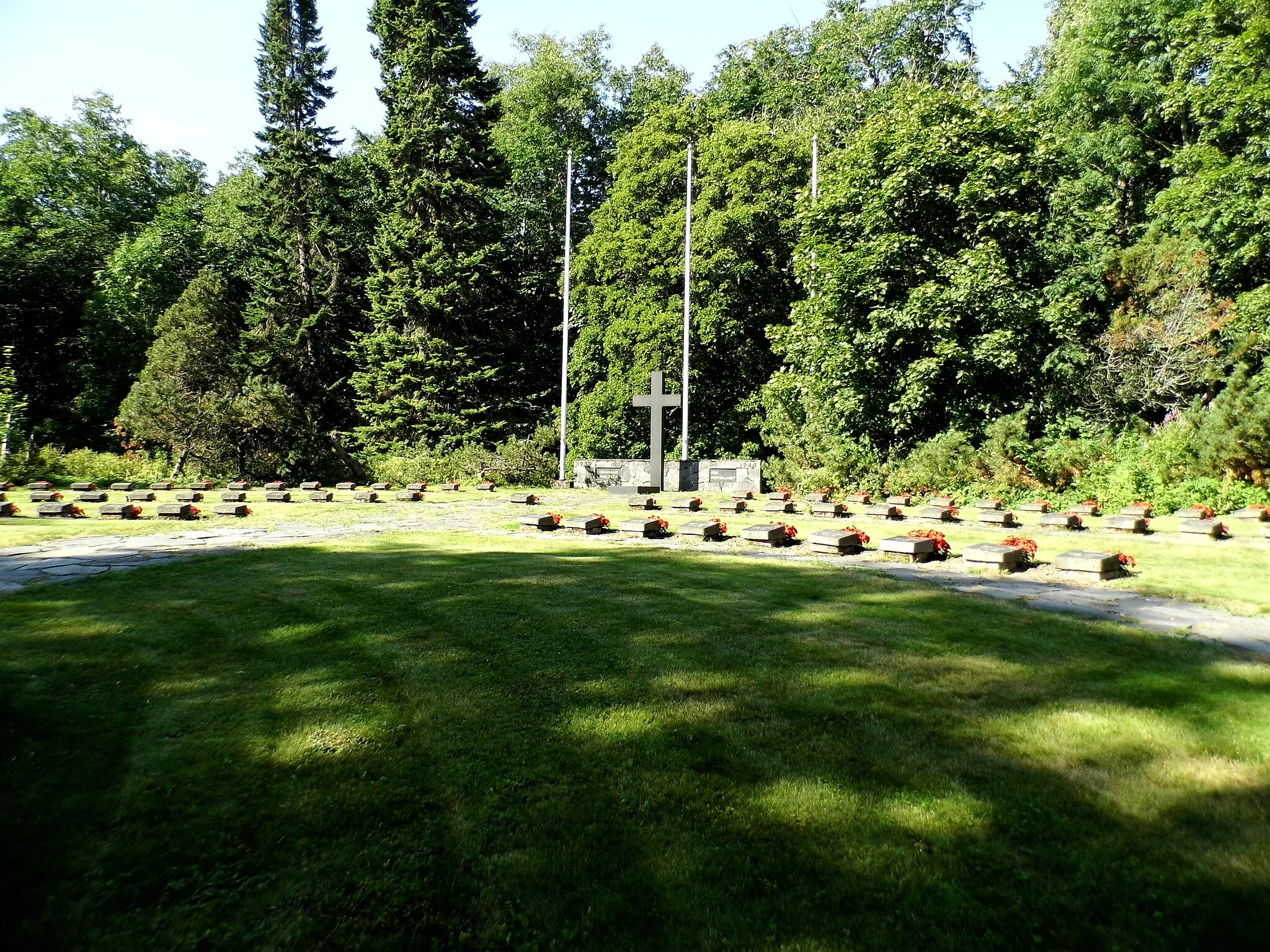 Photo showing: Military cemetary at church in Ruotsinpyhtää, Finland