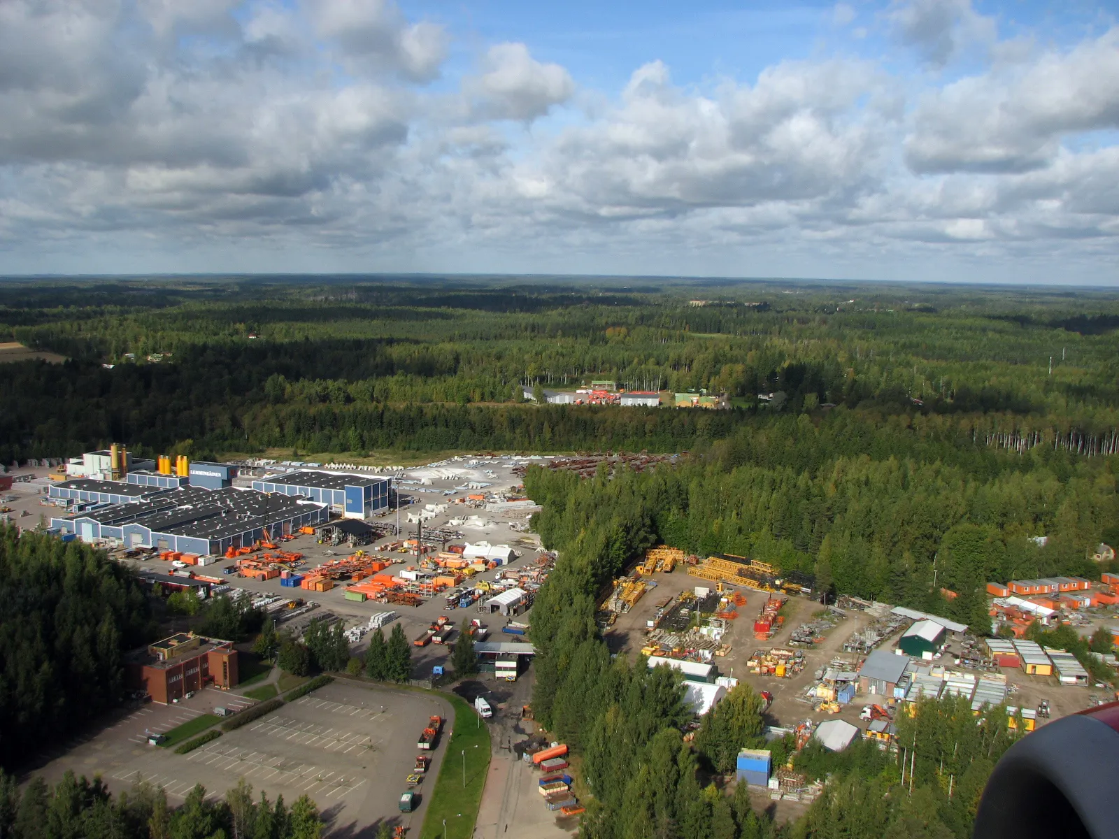 Photo showing: Concrete plant of Lemminkäinen Betonituote Oy in Tuusula, Finland, seen from an aircraft approaching the runway 22L of Helsinki-Vantaa Airport