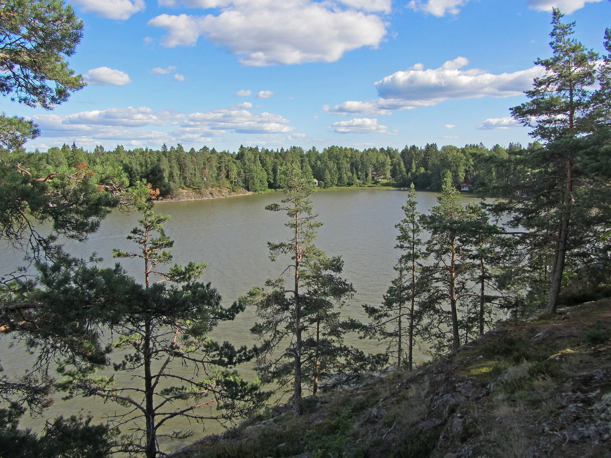 Photo showing: Sarvikallio is located on the west bank of the Lake Tuusulanjärvi.