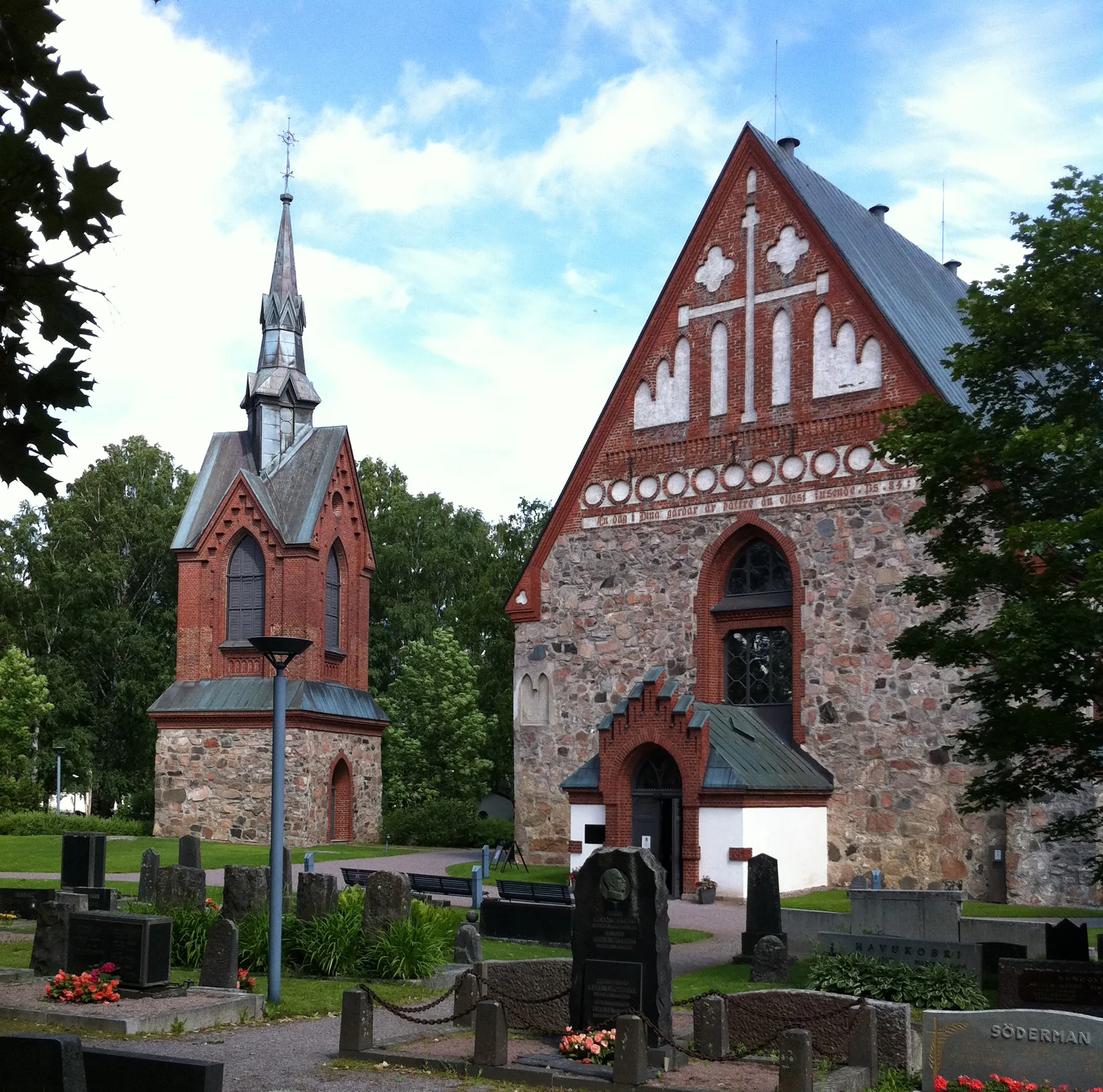 Photo showing: St. Lawrence's Church and bell tower in Vantaa, Finland.