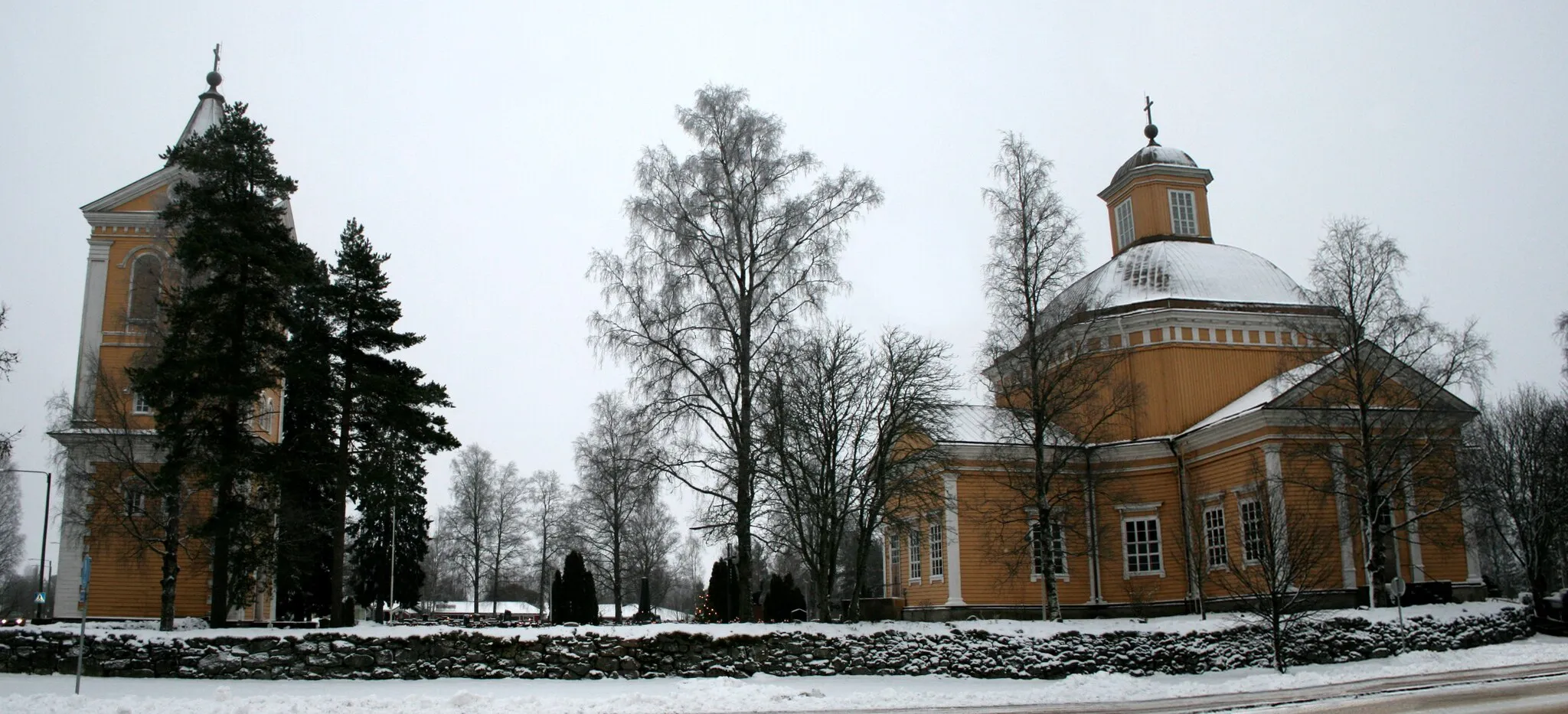 Photo showing: Isojoki church and bell tower.