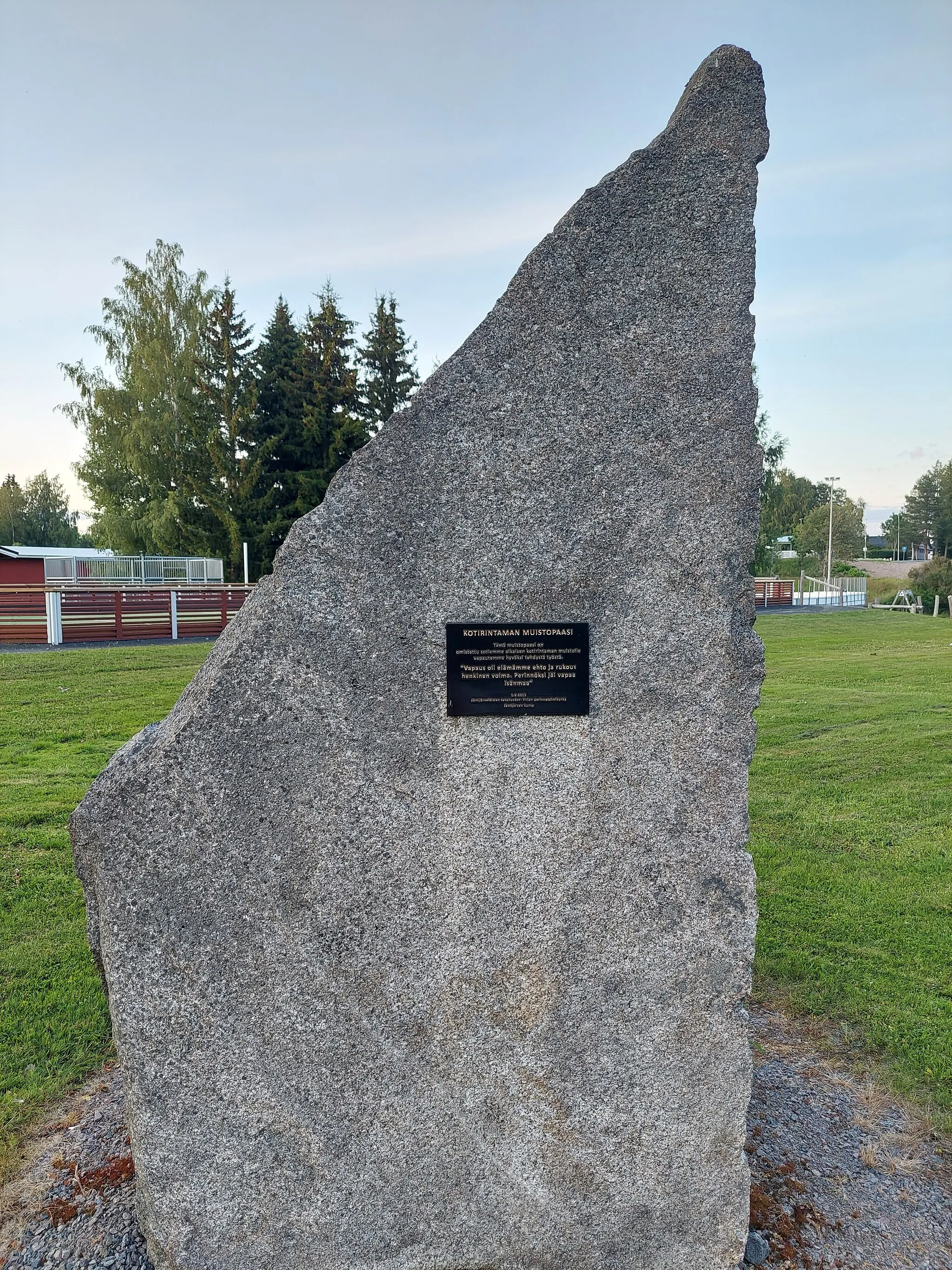 Photo showing: Kotirintaman muistopaasi vuodelta 2013 Jämijärvellä