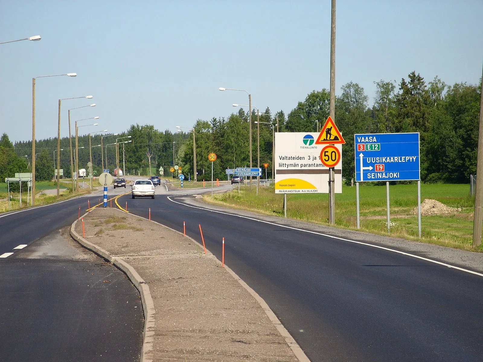 Photo showing: Intersection of national road 3 (E12) and national road 19 in Jalasjärvi, Finland