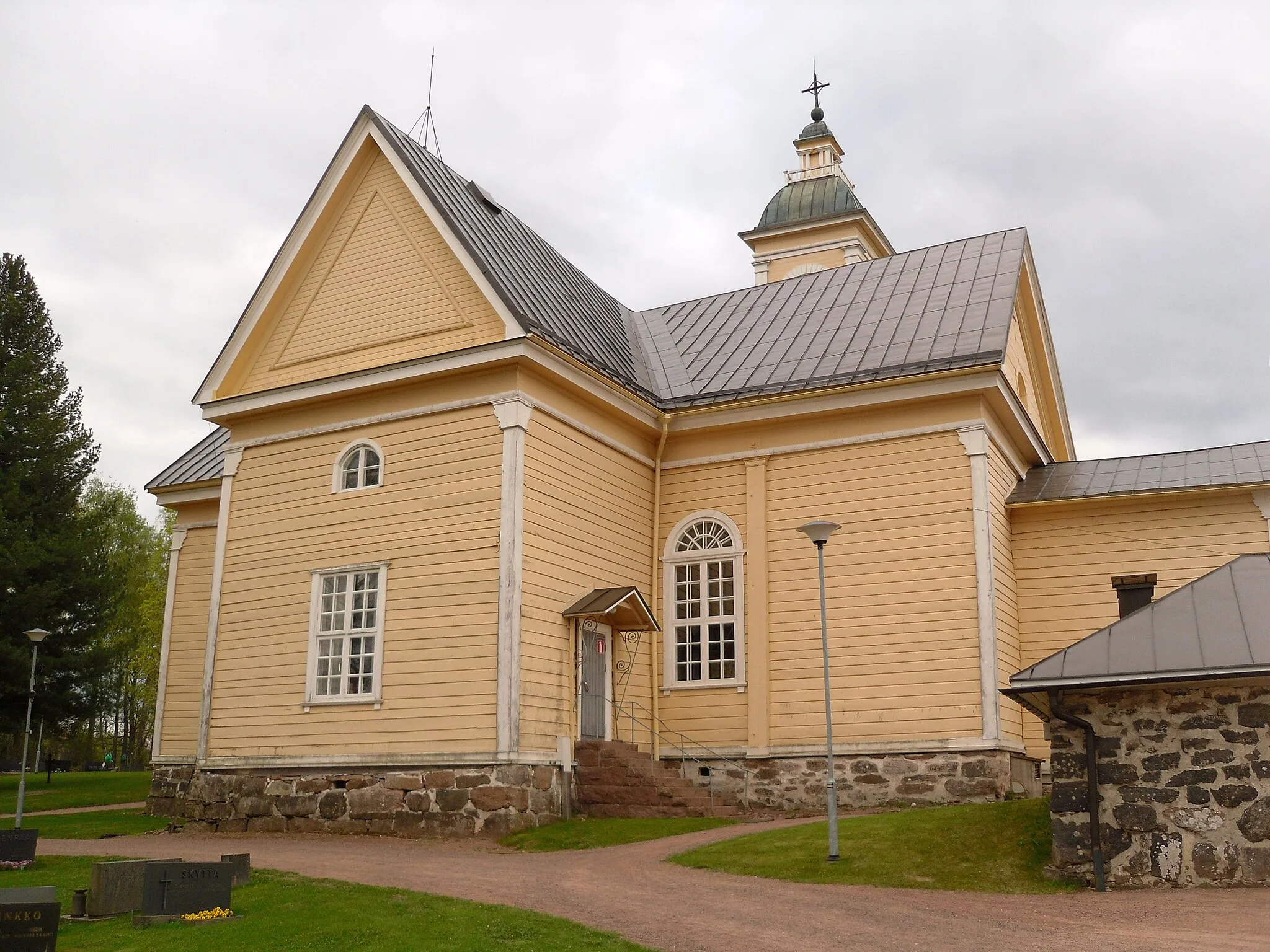 Photo showing: Kiukaisten kirkko hautausmaan suunnasta kuvattuna