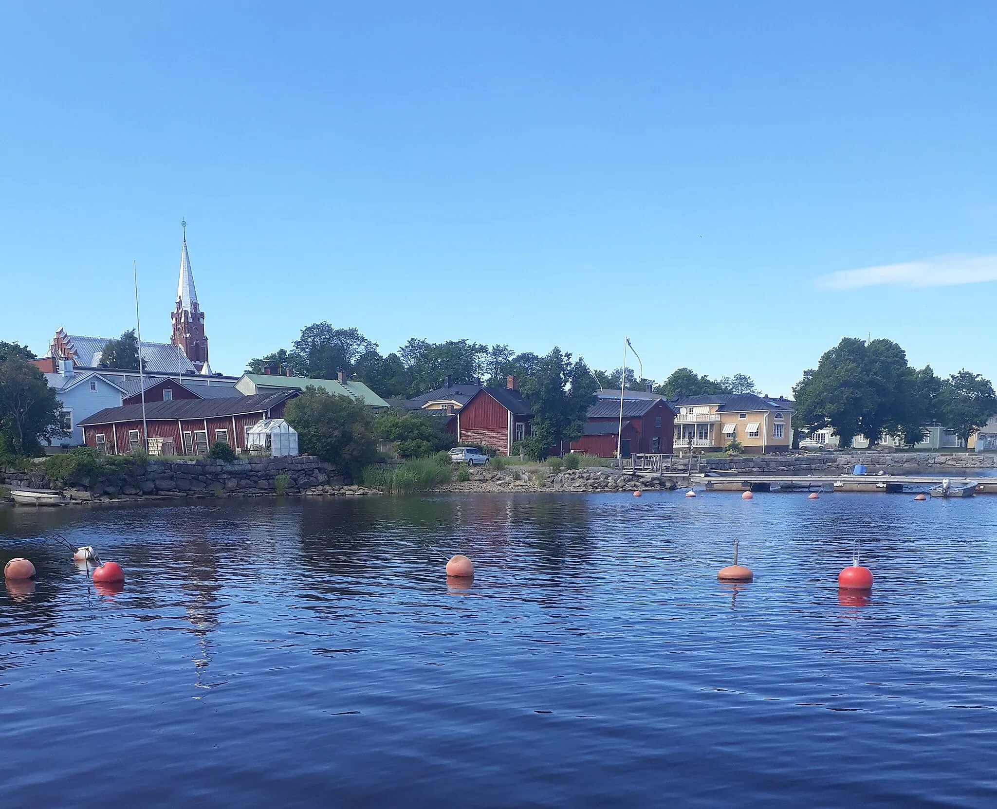 Photo showing: Kristiinankaupunkia rannalta katsottuna. Kuvassa näkyy myös kaupungin uusi kirkko.