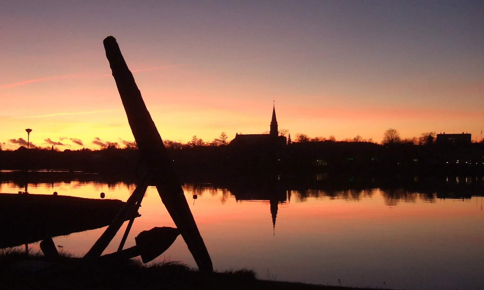 Photo showing: During twilight over the town bay and the silhouette of Kristiinankaupunki, Kristinestad, West of Finland. Finland.