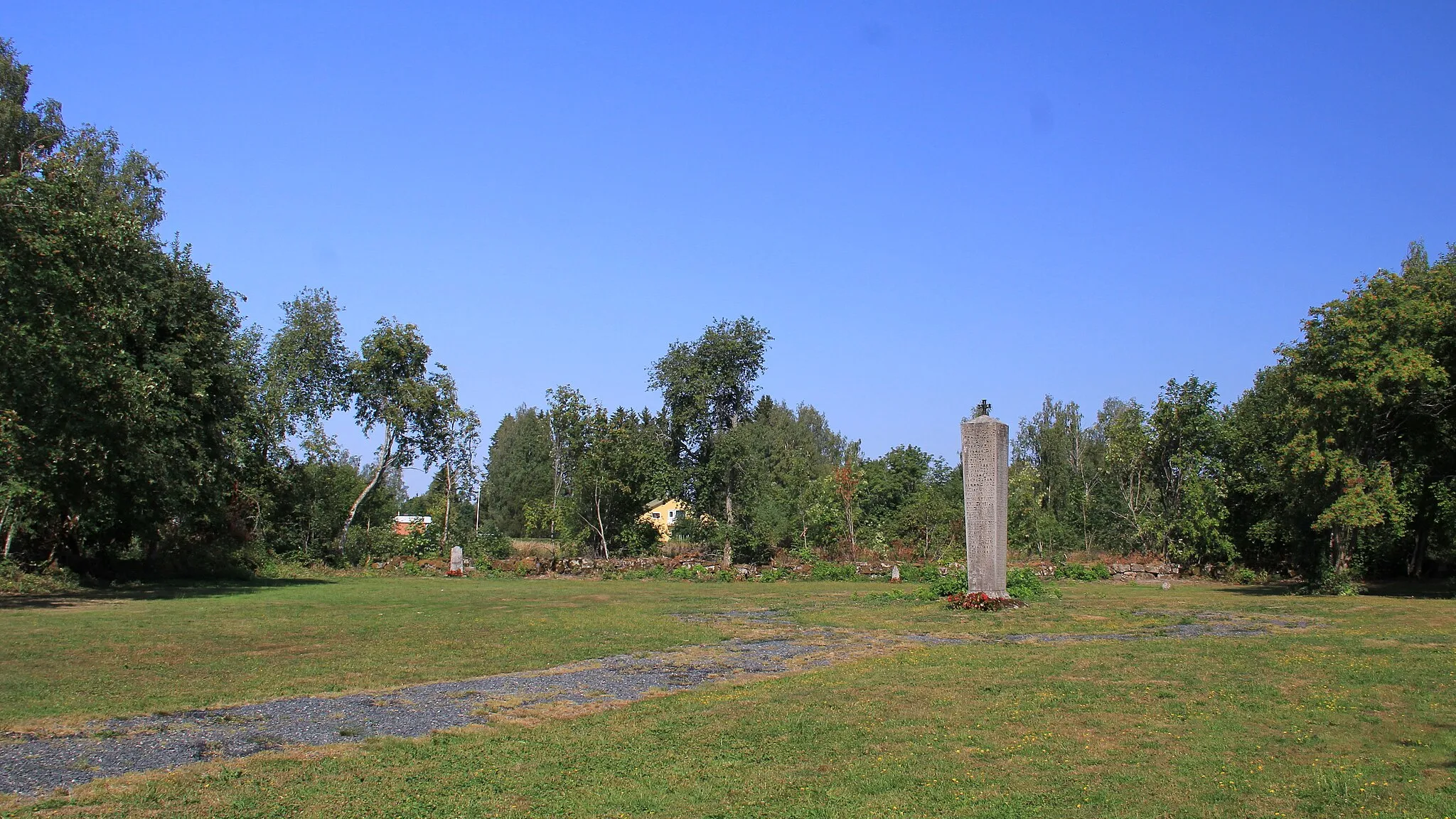 Photo showing: Napue park, Laihia, Finland. - View from gate. Statue is Memorial of Battle of Napue, unveiled in 1925 as a memorial for the 120 men from Laihia who died during the battle. Battle of Napue was fought on 19 February 1714 in Isokyrö.