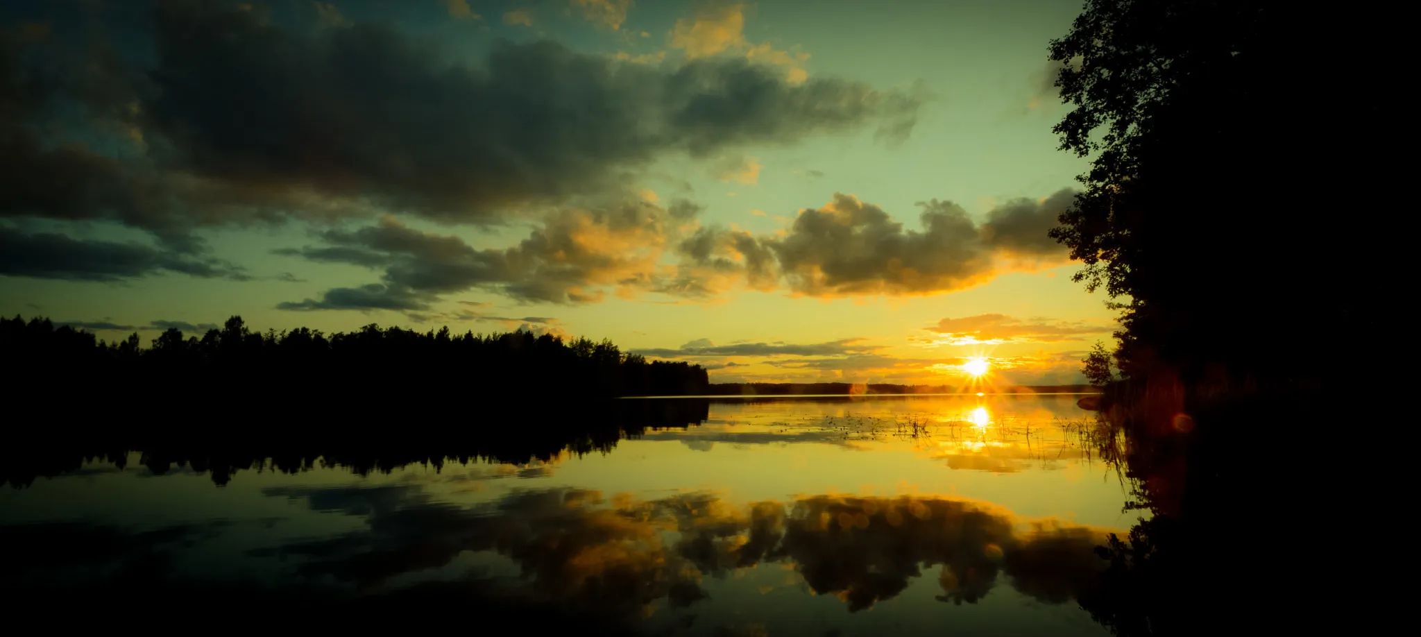 Photo showing: 500px provided description: Sunset Over Lake Erajarvi [#Landscape ,#Green ,#Dusk ,#Lake ,#Sun ,#Sky ,#Sunset ,#Clouds ,#Beautiful ,#Evening ,#Mood ,#Finland ,#Reflection ,#Yellow ,#Romantic ,#Scandinavia ,#Erajarvi]