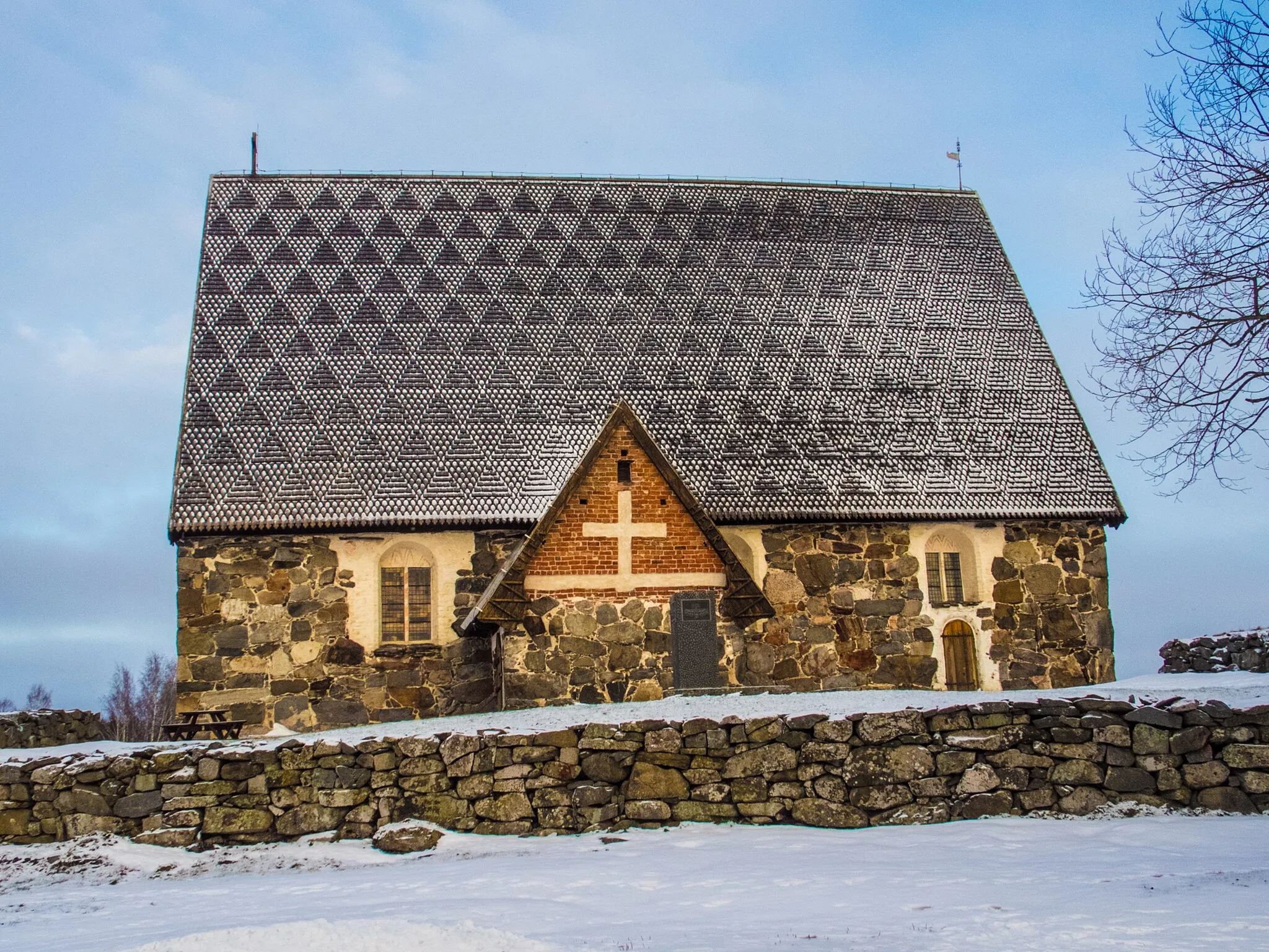 Photo showing: Tyrvään Pyhän Olavin kirkko in January, with a little snow accenting the roof structure. January 2015.