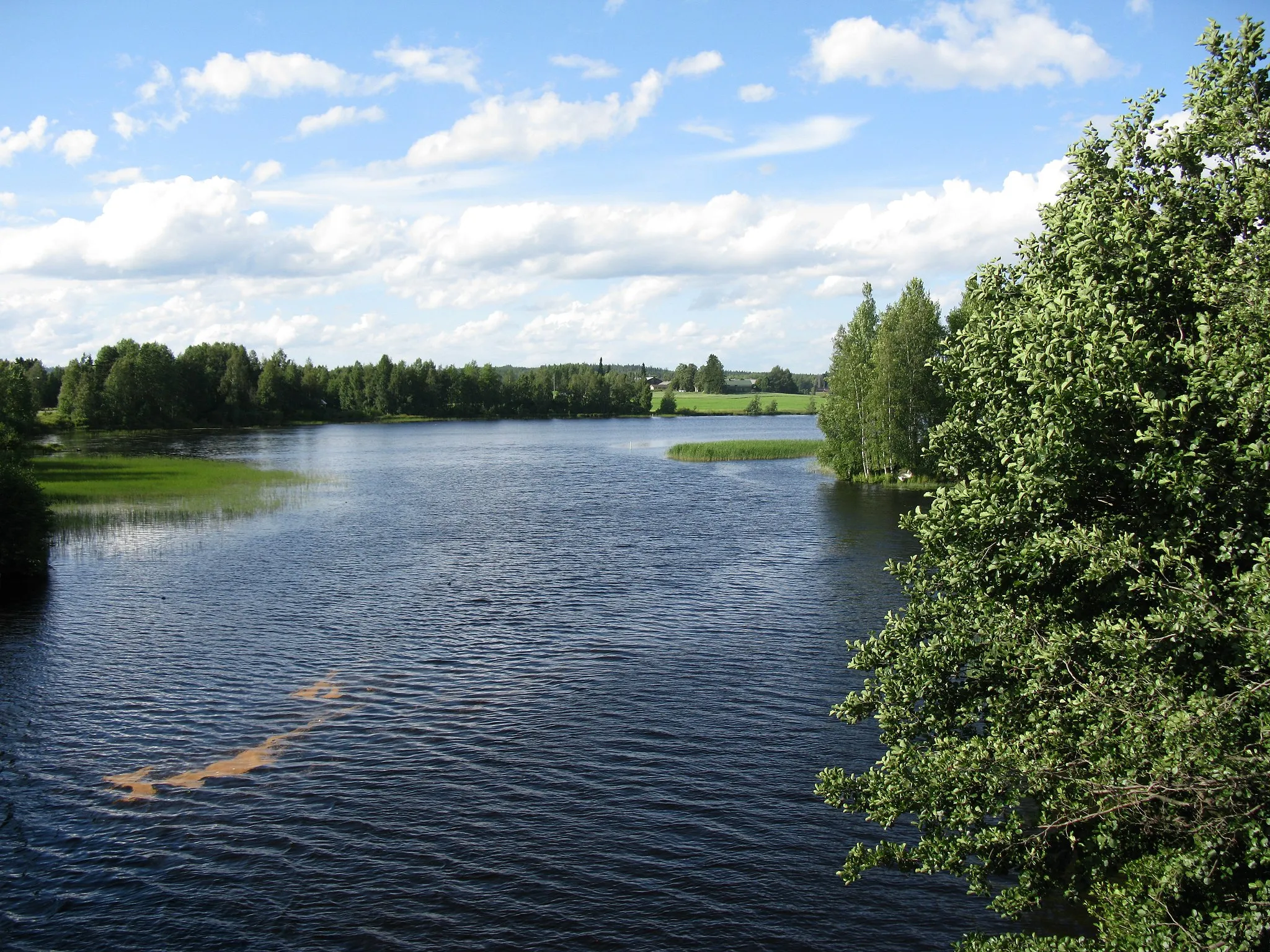 Photo showing: Koljonvirta strait in Iisalmi, Finland, seen towards the North from the bridge of the main road 27