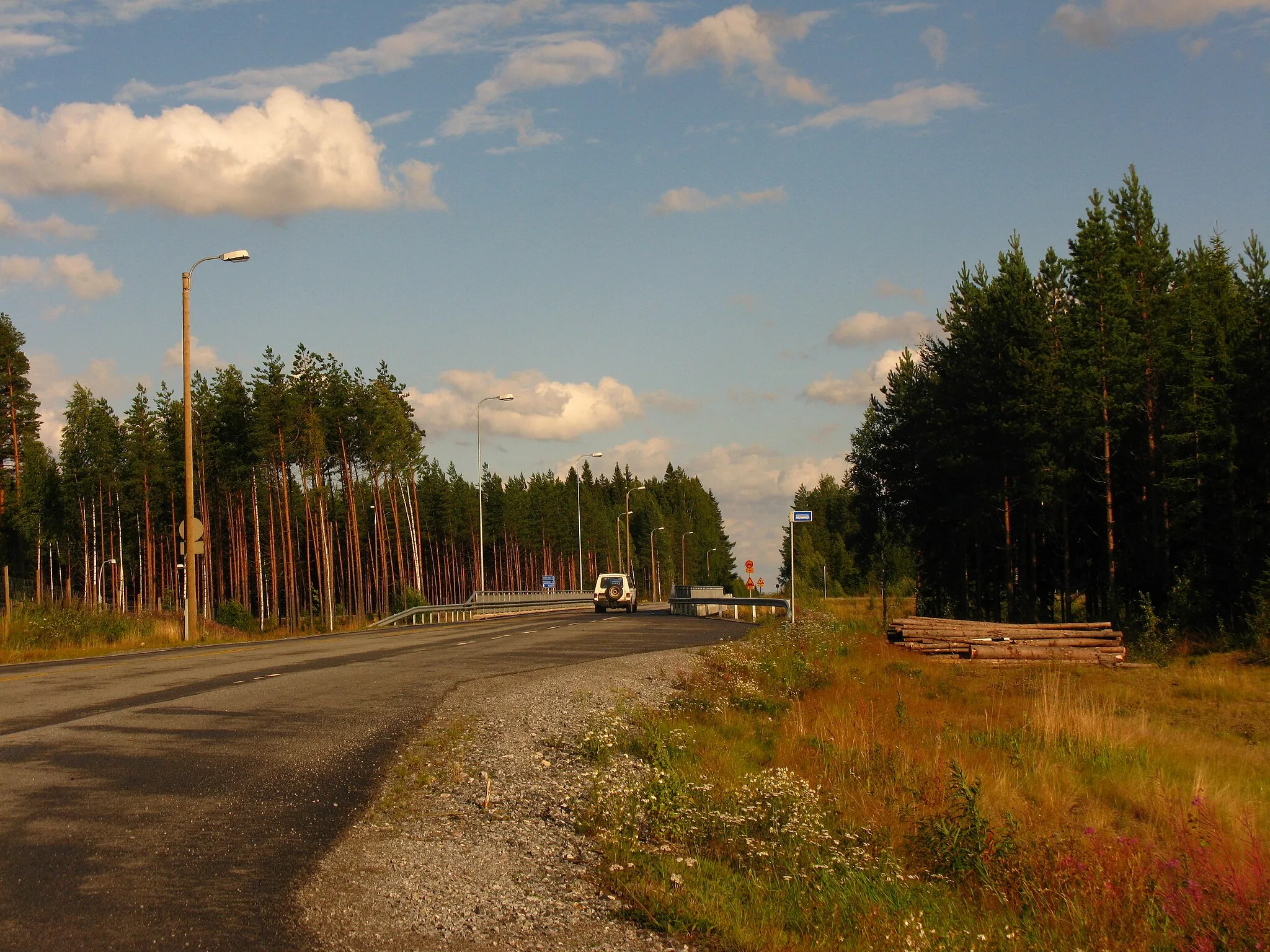 Photo showing: The bridge of the regional road 464 across the main road 5 in Tahkoranta, Joroinen, Finland, seen towards Rantasalmi.