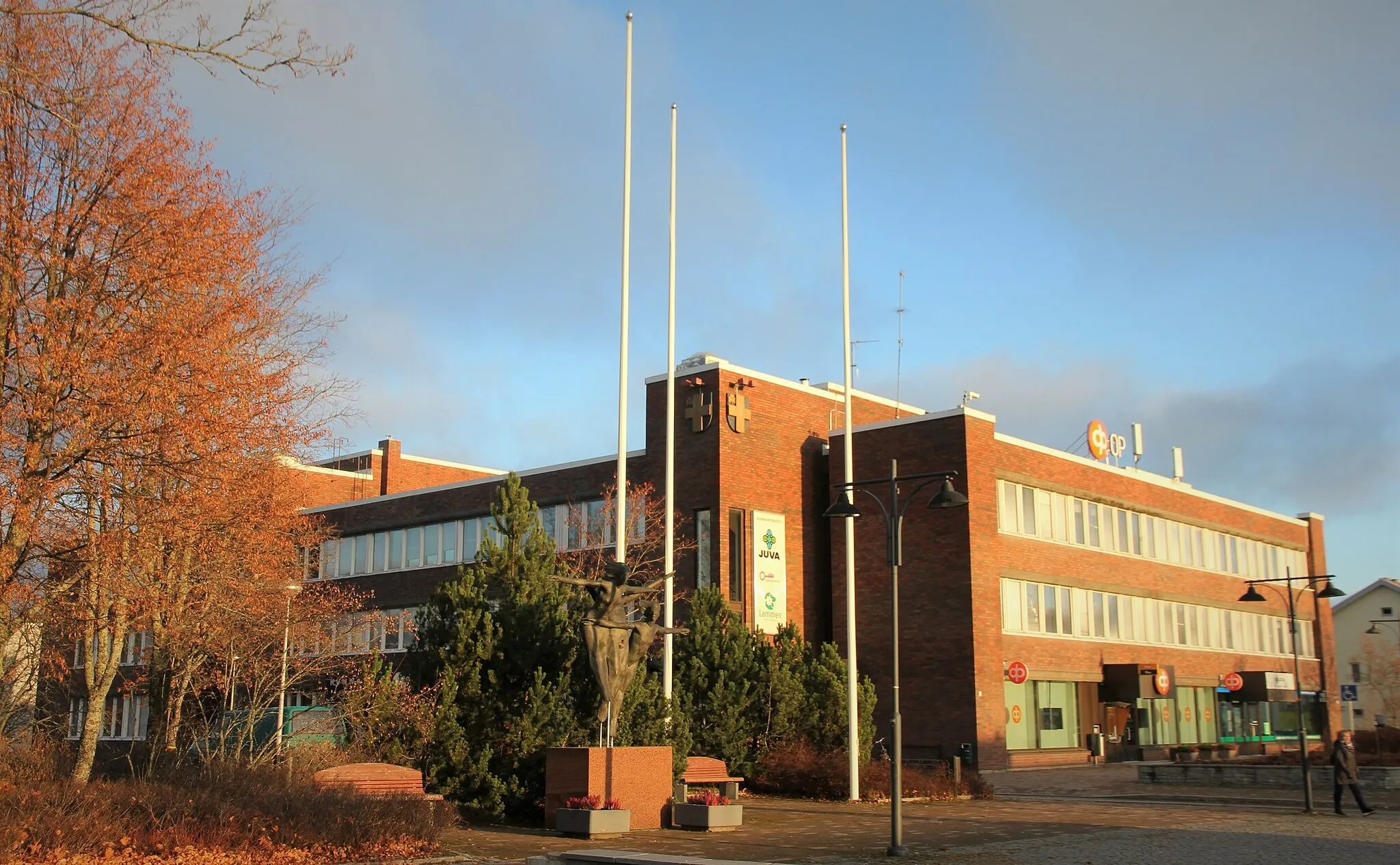 Photo showing: Juvan kunnanvirasto ja Osuuspankki. Kunnanviraston osoite on Juvantie 13, Juva. Kuvattu 4.11.2019.