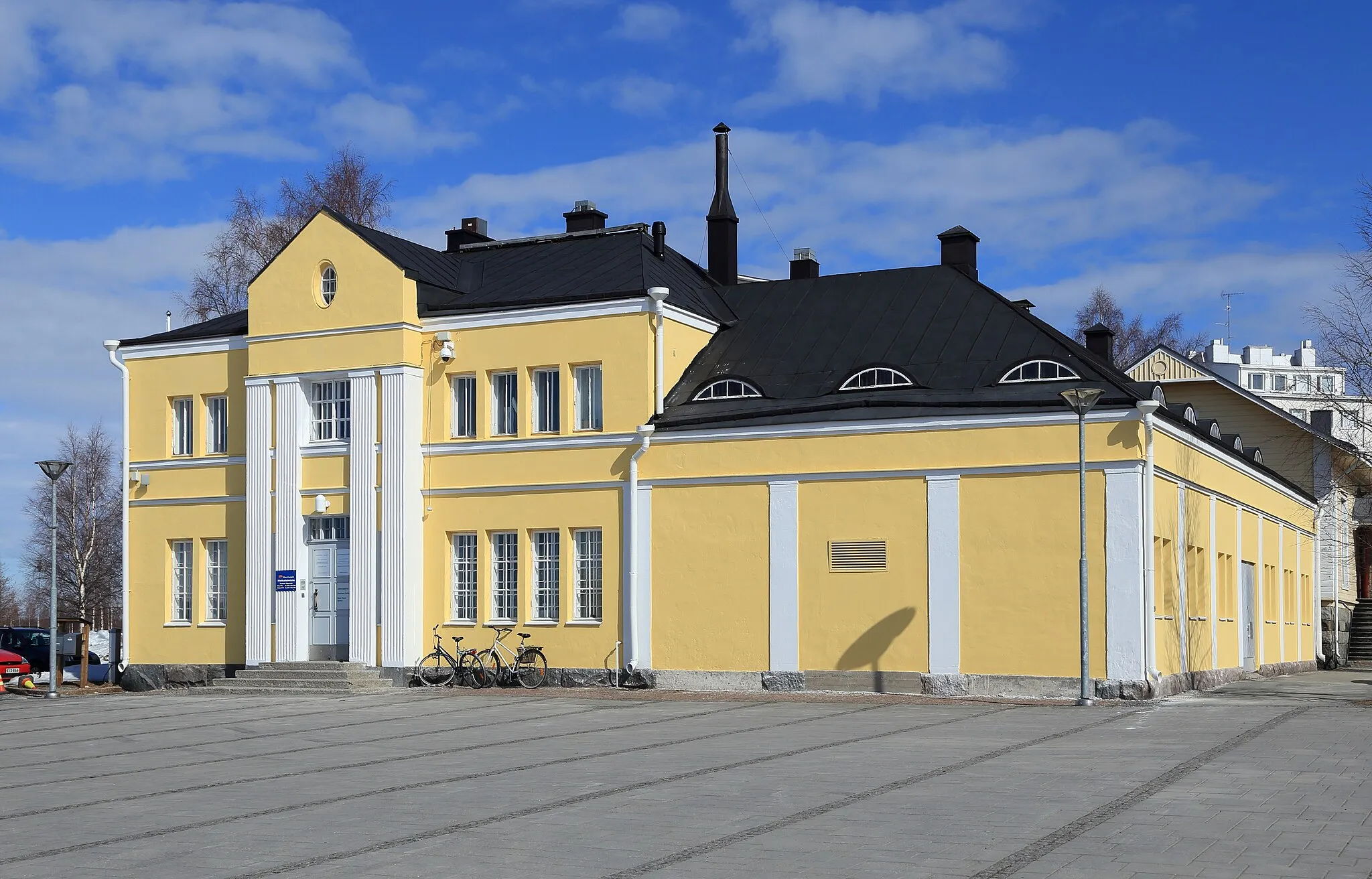 Photo showing: The Gemstone Gallery in Kemi, Finland. The building is an old customs house.