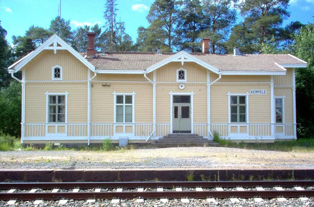 Photo showing: Kempele railway station in Kempele, Finland. Summer 2005. Completed in 1884. Architect: Knut Nylander. The expansion was completed in 1904, and it was designed by Bruno Granholm.