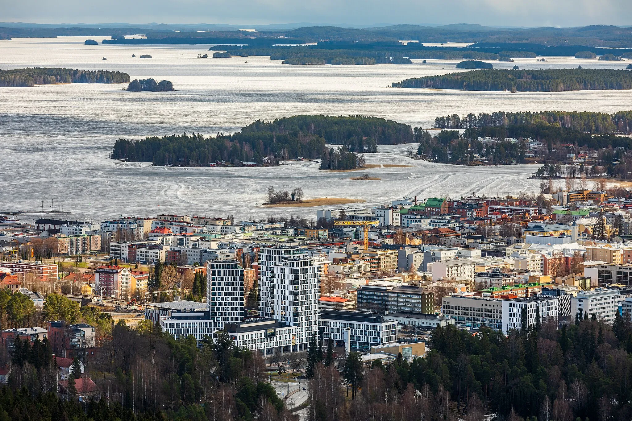 Photo showing: Downtown Kuopio and Kallavesi lake as seen from Puijo tower, Kuopio, North Savo, Finland in 2023 April.