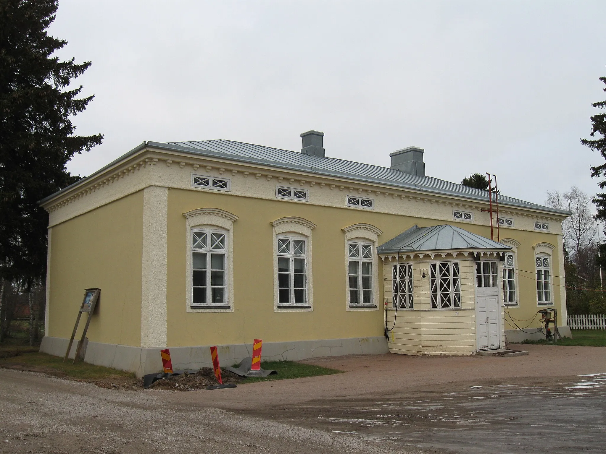Photo showing: The museum of the painter Vilho Lampi in Liminka, Finland, a former elementary school building from the year 1868.
