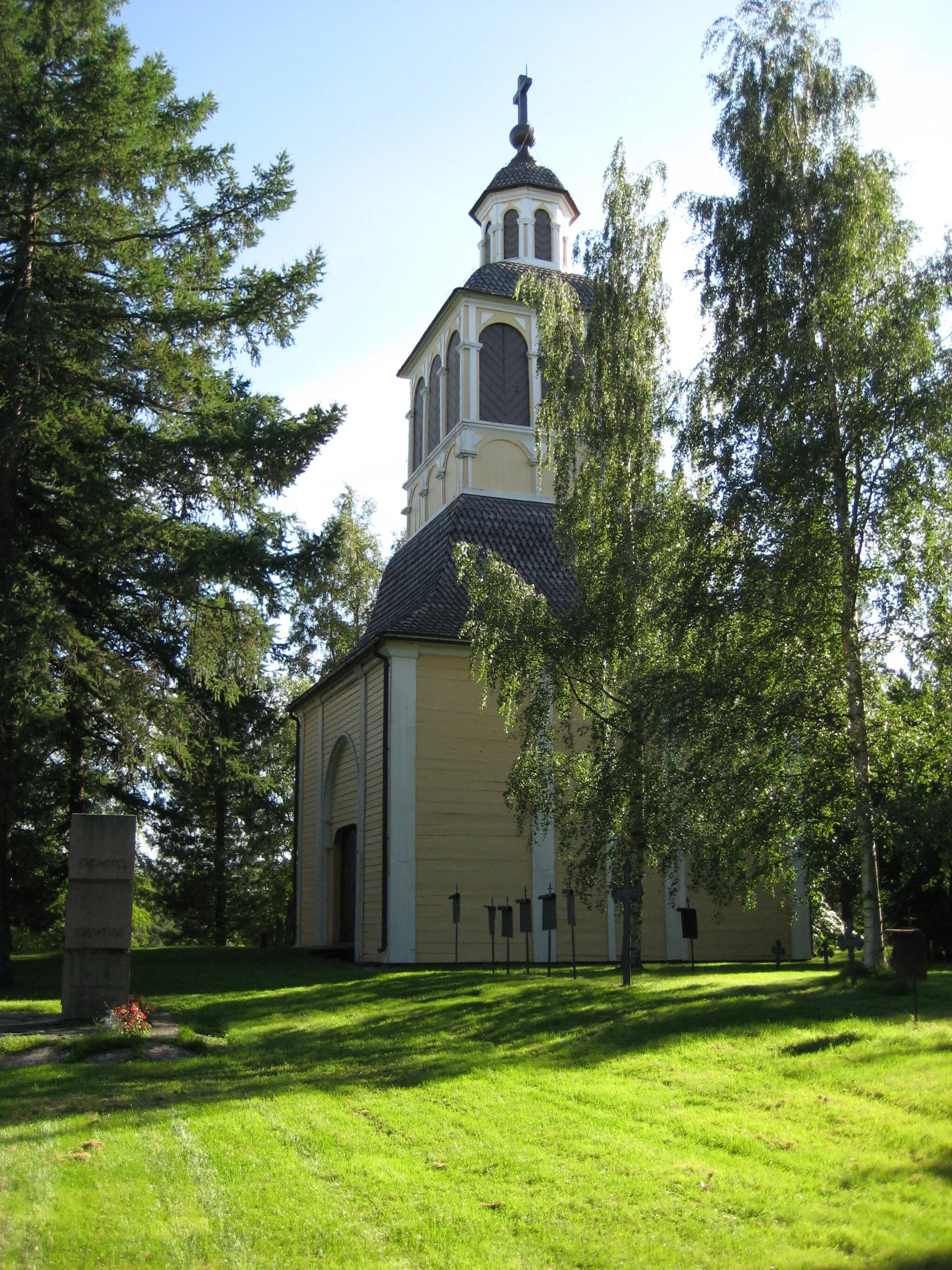 Photo showing: Belfry of the Liminka church, located in Liminka, Finland, seen from north. The belfry has been built by Grels Norling in 1733. Some tombs of the Liminka old cemetery can also be seen.