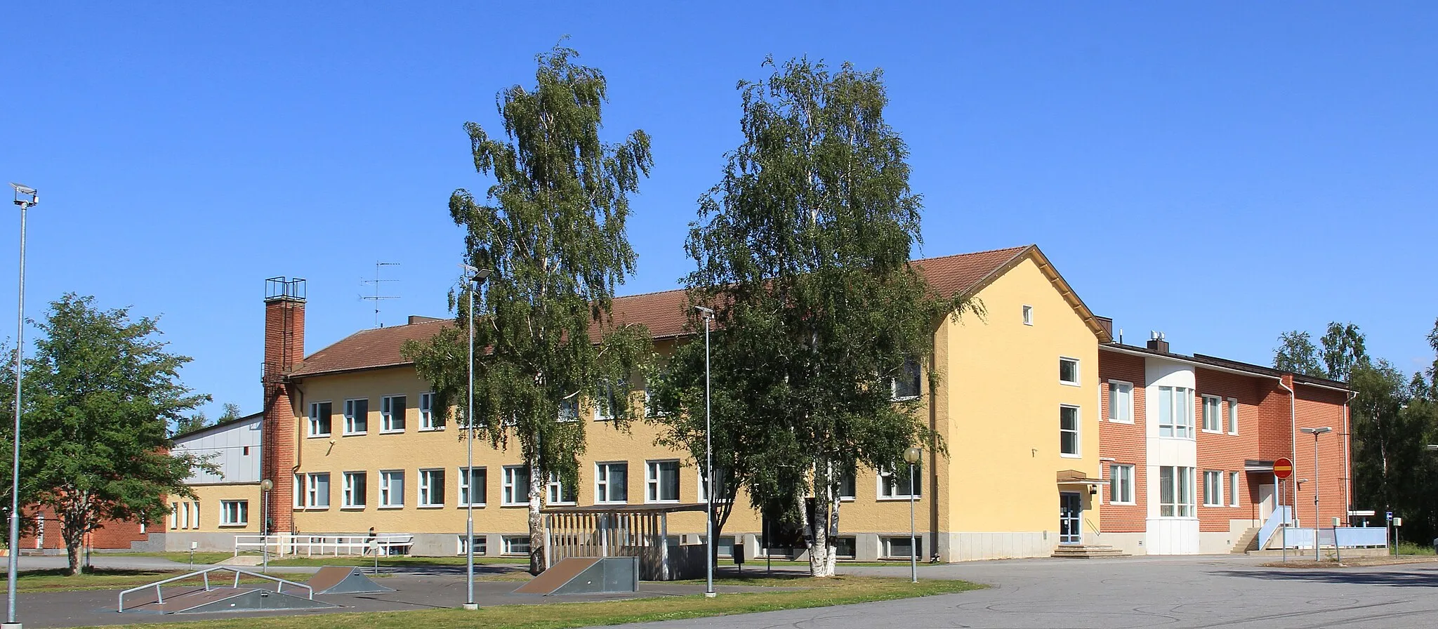 Photo showing: Lohtaja primary school, Lohtaja village, Kokkola, Finland. - Photo taken from west.