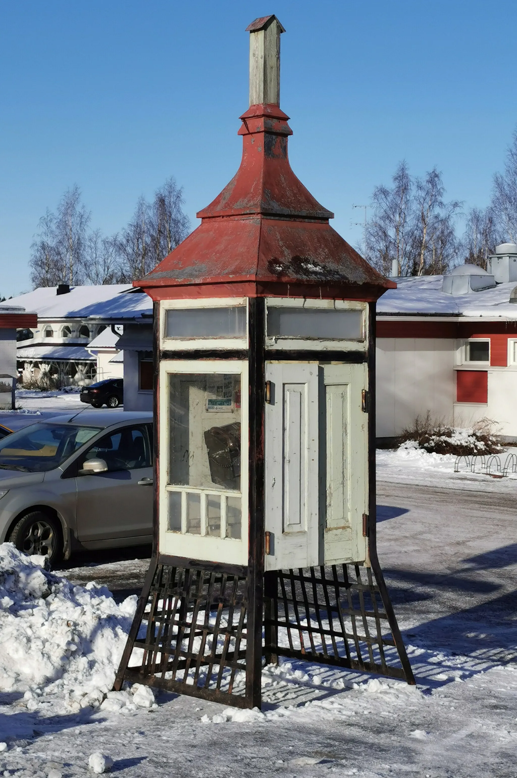 Photo showing: An old telephone booth in Lumijoki, Finland.