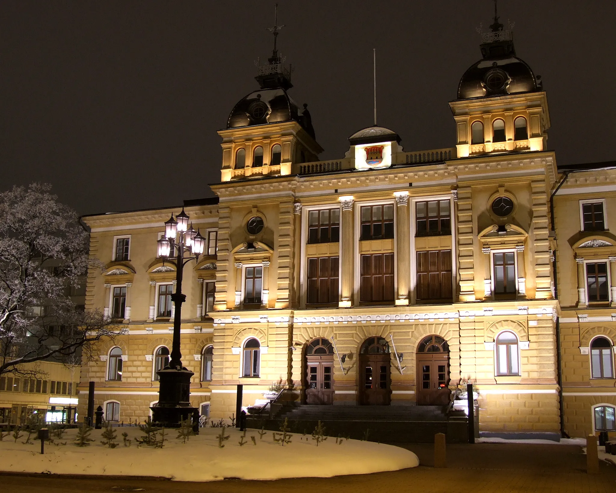 Photo showing: The Oulu City Hall in Oulu, Finland, in the evening. The City Hall was designed by Swedish architect J. E. Stenberg in 1885, and it was completed in 1886.