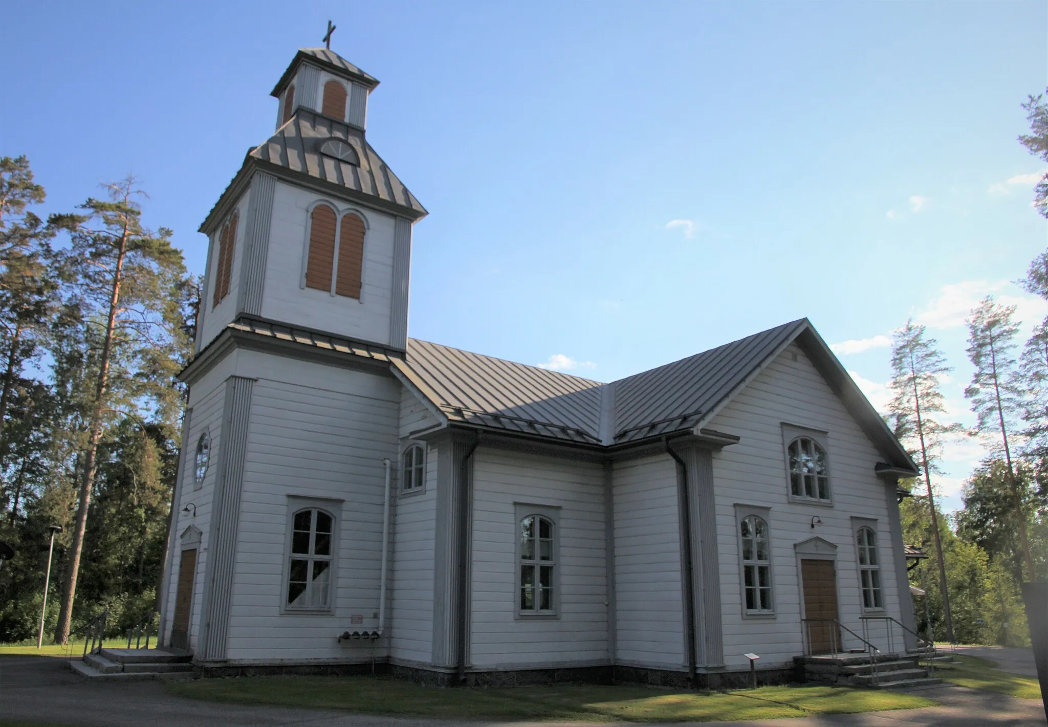 Photo showing: Pertunmaan kirkko on rakennusmestari Matti Vihosen piirustusten mukaan 1929 rakennettu puinen lyhytsakarainen tornillinen ristikirkko. Se sijaitsee osoitteessa Kirkkotie 2a, Pertunmaa. Kuvattu 13.6.2020.