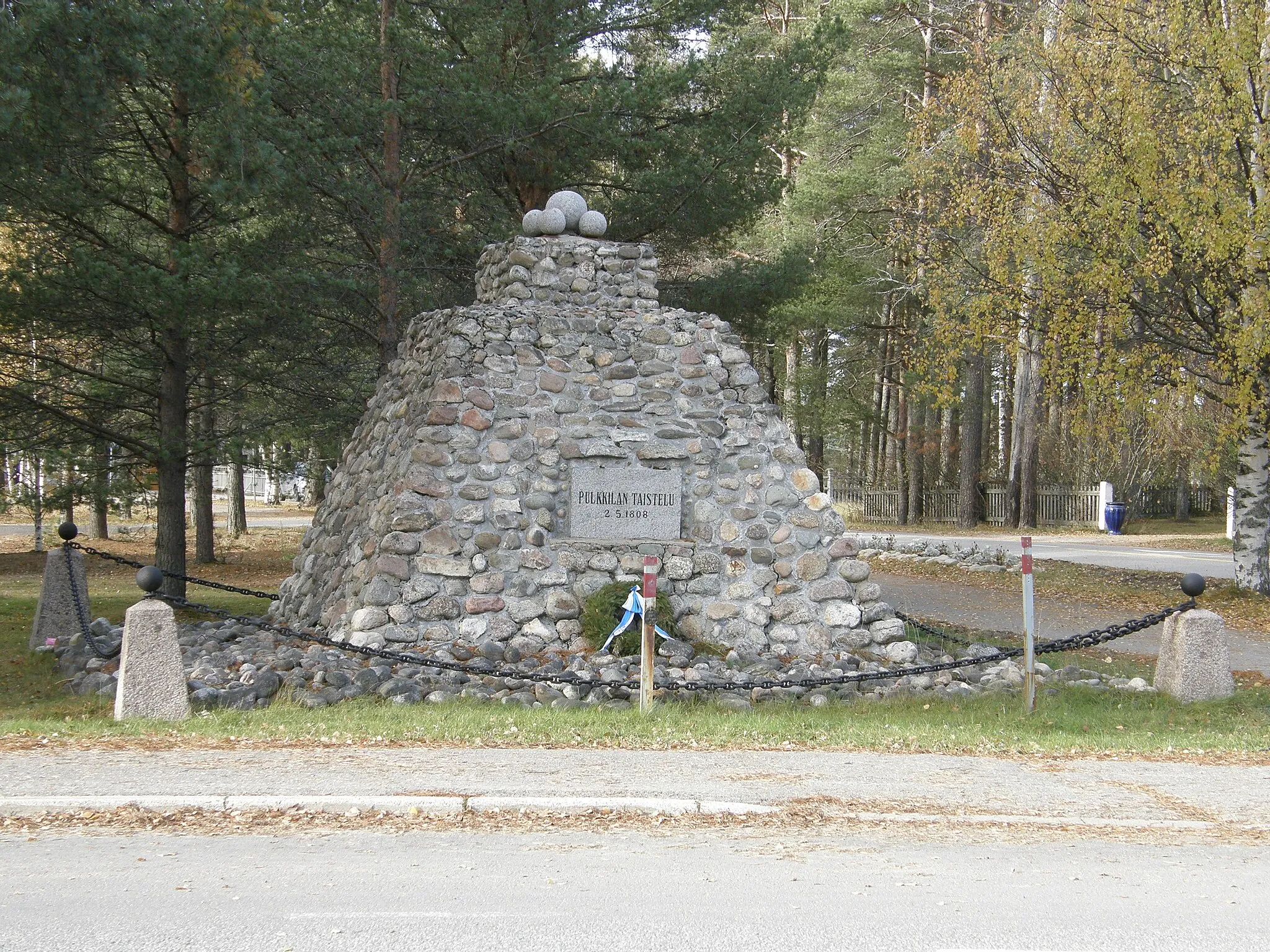 Photo showing: The memorial of the Battle of Pulkkila of 2 May 1808, in Pulkkila, Siikalatva, Finland The text in infirmation table:

1808–1809 The War of Finland The Battle of Pulkkila. On this place the Finnish troops commanded by Sandels defeated it's enemy 2 May 1808. The Battle of Pulkkila was one of the few victories of Sweden–Finland in this war between Sweden–Finland and Russia. The war ended finally to the victory of Russia. By Hamina peace 1809 Sweden lost Finland which was connected to Russia for years 1809–1917.