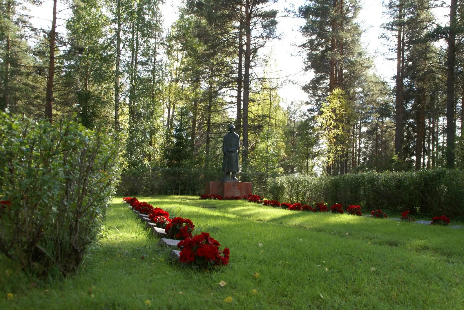 Photo showing: Puolanka military cemetery in Finland