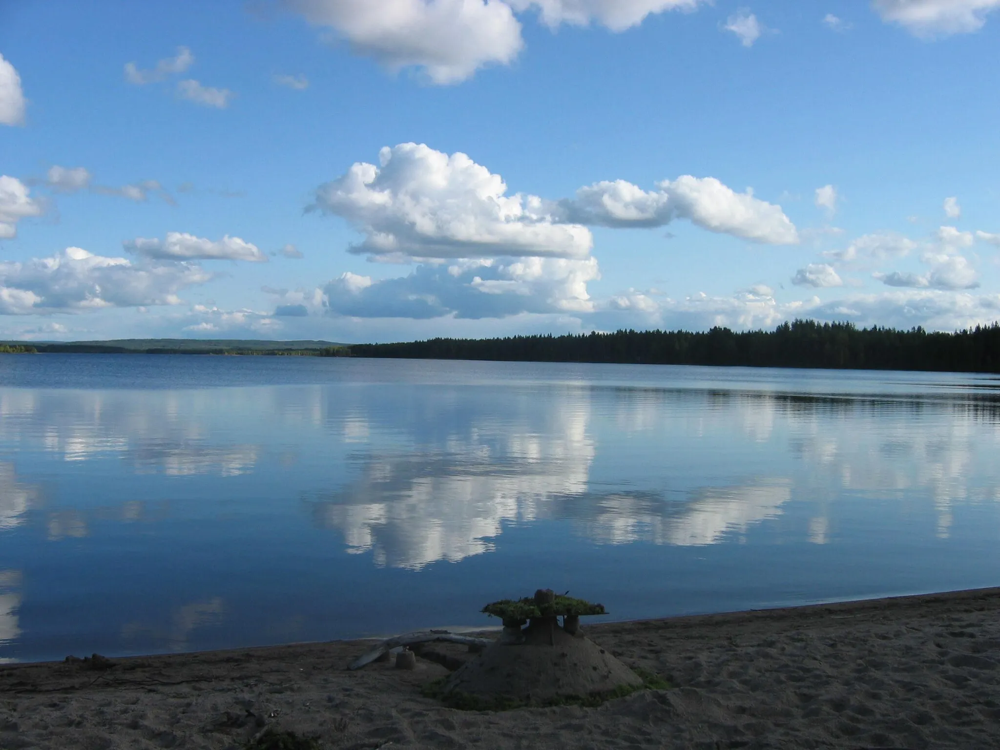 Photo showing: The lake Pirttijärvi in Puolanka, Finland, seen from the beach at the North-Western end of the lake towards South-East.
