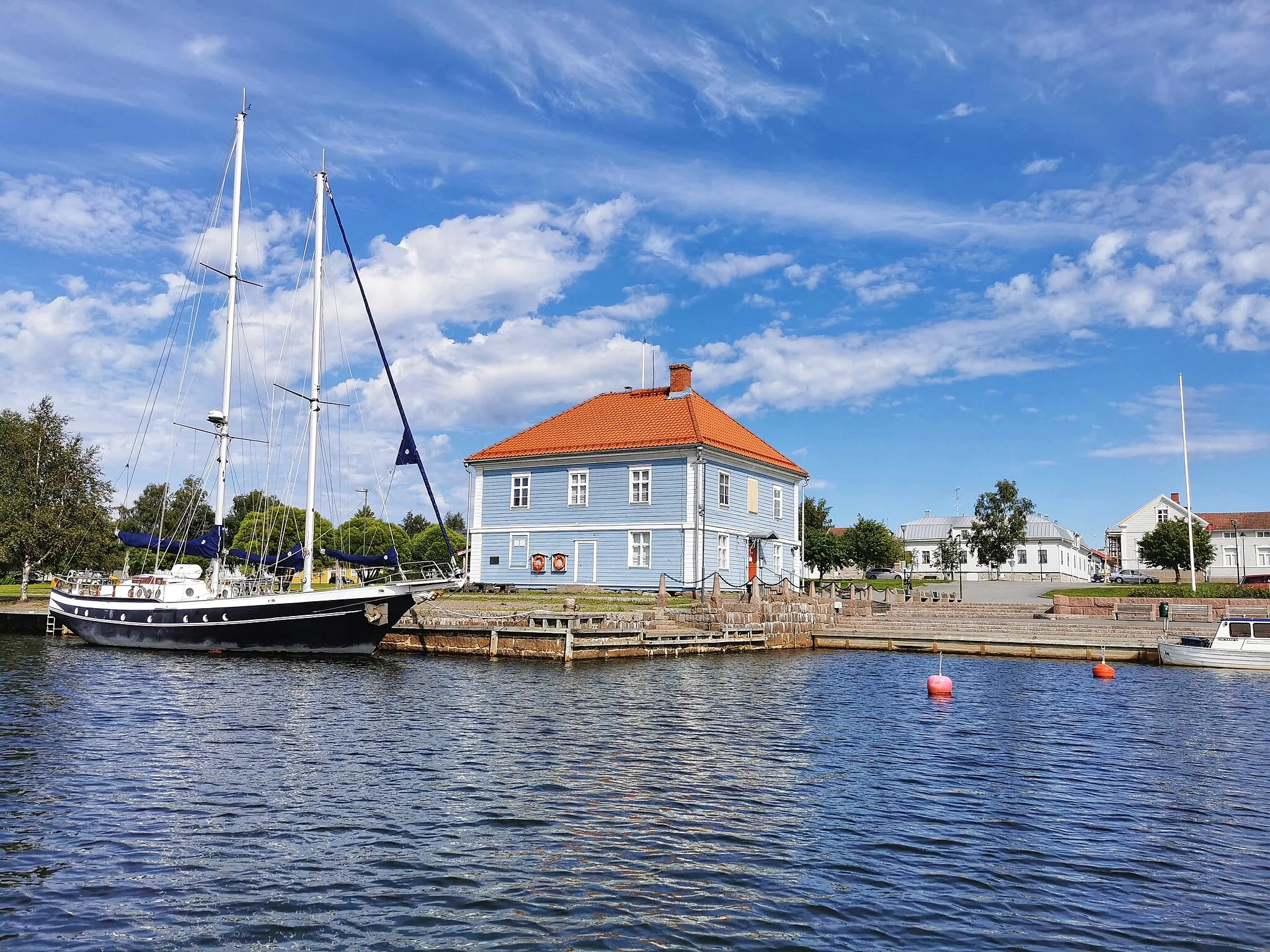 Photo showing: Pakkahuoneen museon ranta Raahessa kesällä 2020. Taustalla vanhaa kaupunkia.