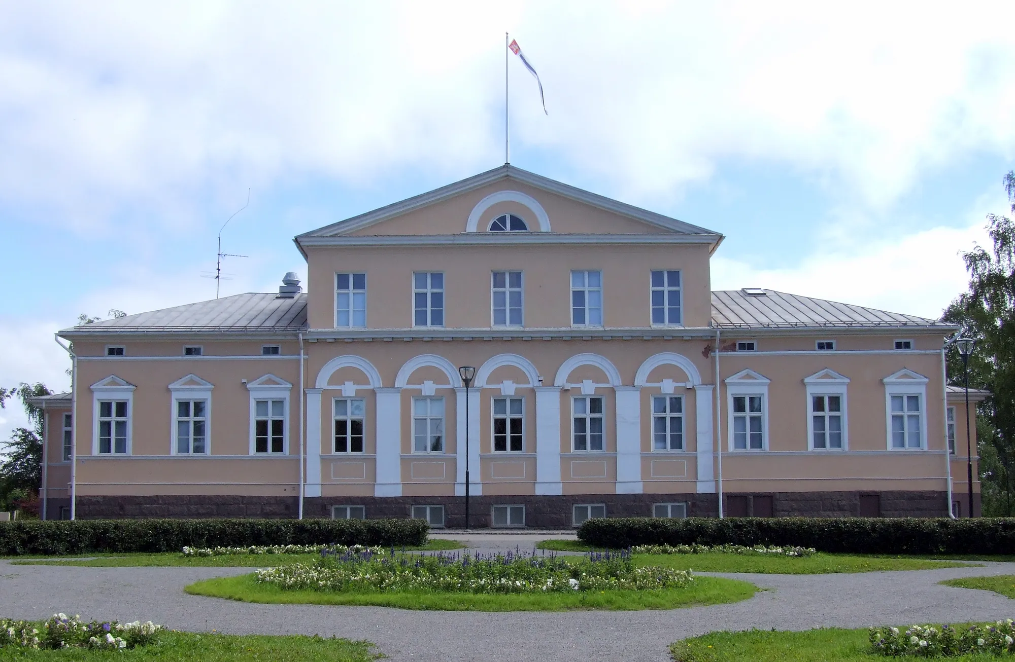 Photo showing: The townhall of Raahe, Finland. It was built in 1839 and designed by architect A.F. Granstedt