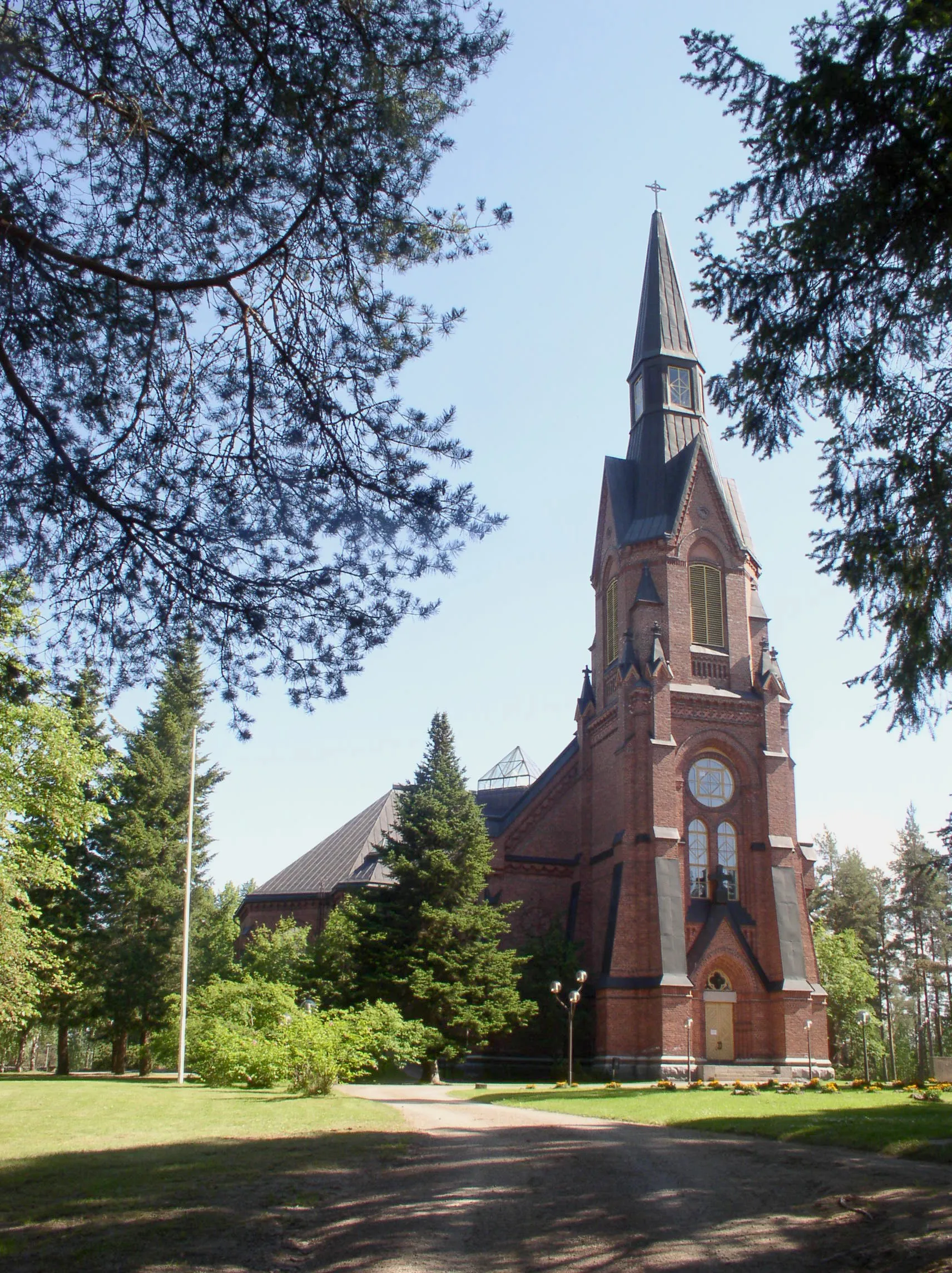 Photo showing: Rantasalmi church in Rantasalmi, Finland. The church was designed by Josef Stenbäck and completed in 1904. The church burned in 1984. The walls were spared, and the church was rebuilt according to the plans by Carl-Johan Slotte, and completed in 1989.