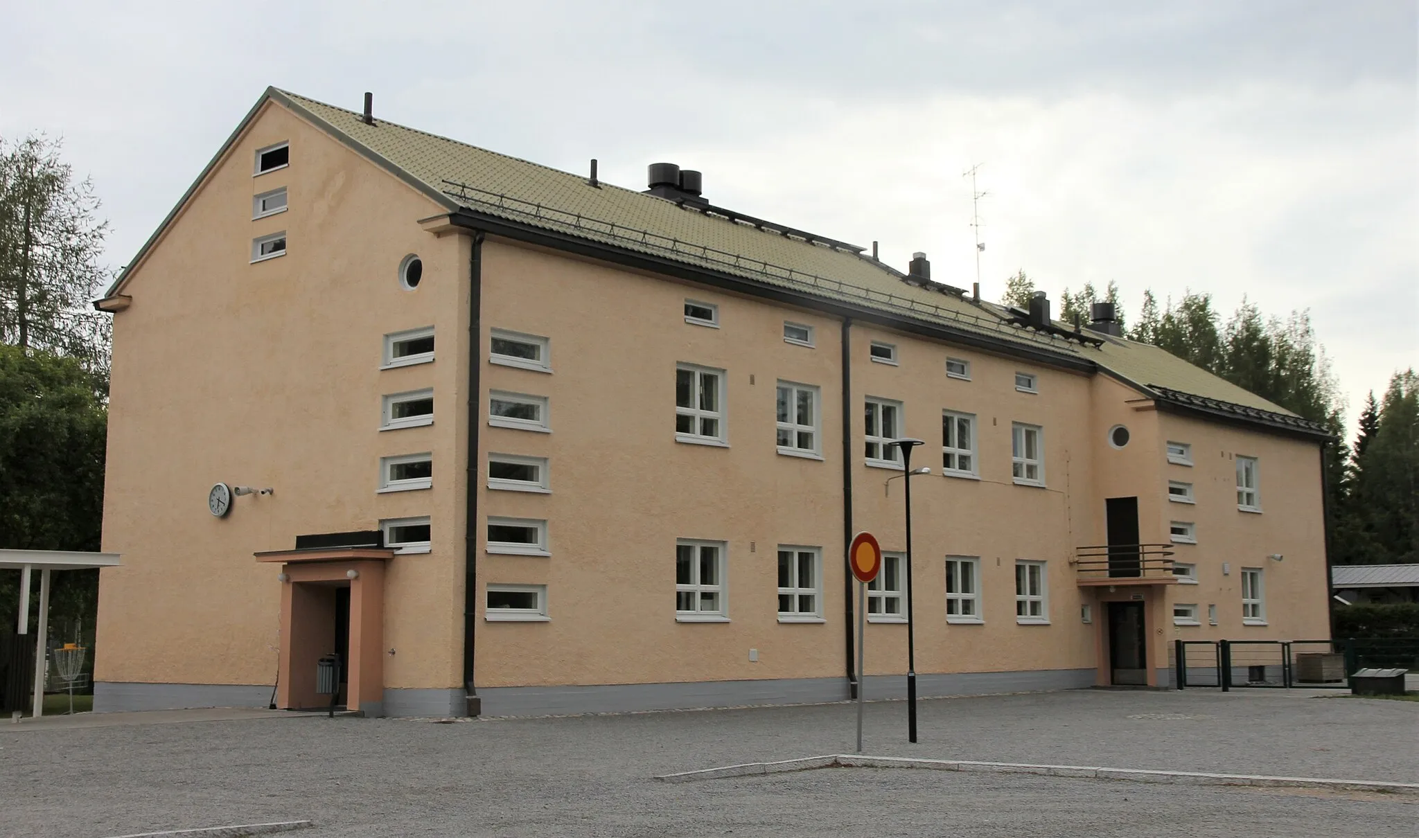 Photo showing: Kerkonjoen koulu on alakoulu, joka toimii Pohjois-Savossa, Rautalammin kunnan pohjoisosassa Kerkonkoskella, osoitteessa Vesannontie 1250. Koulun yhteydessä toimii myös päiväkoti.