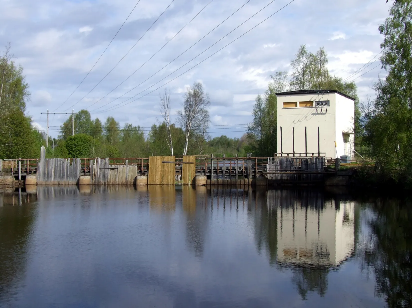 Photo showing: Ruukinkoski hydroelectric power plant in Siikajoki river in the village of Ruukki, Finland. The plant was built in 1941.