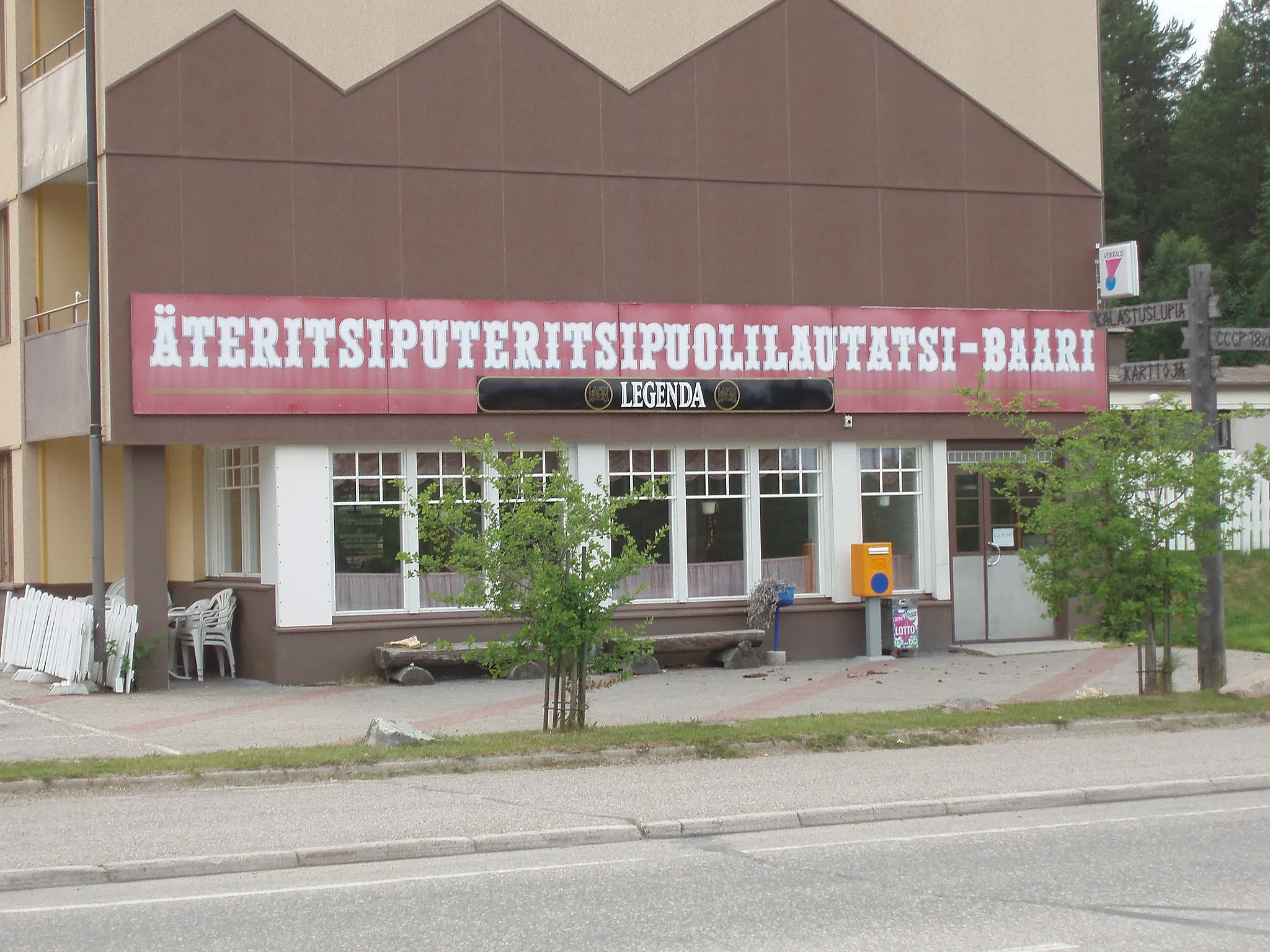 Photo showing: A pub in Salla, Finland, with a nonsensical name “Äteritsiputeritsipuolilautatsi” that comes from a local marshland. The pub was closed permanently before this photo was taken in July, 2006.