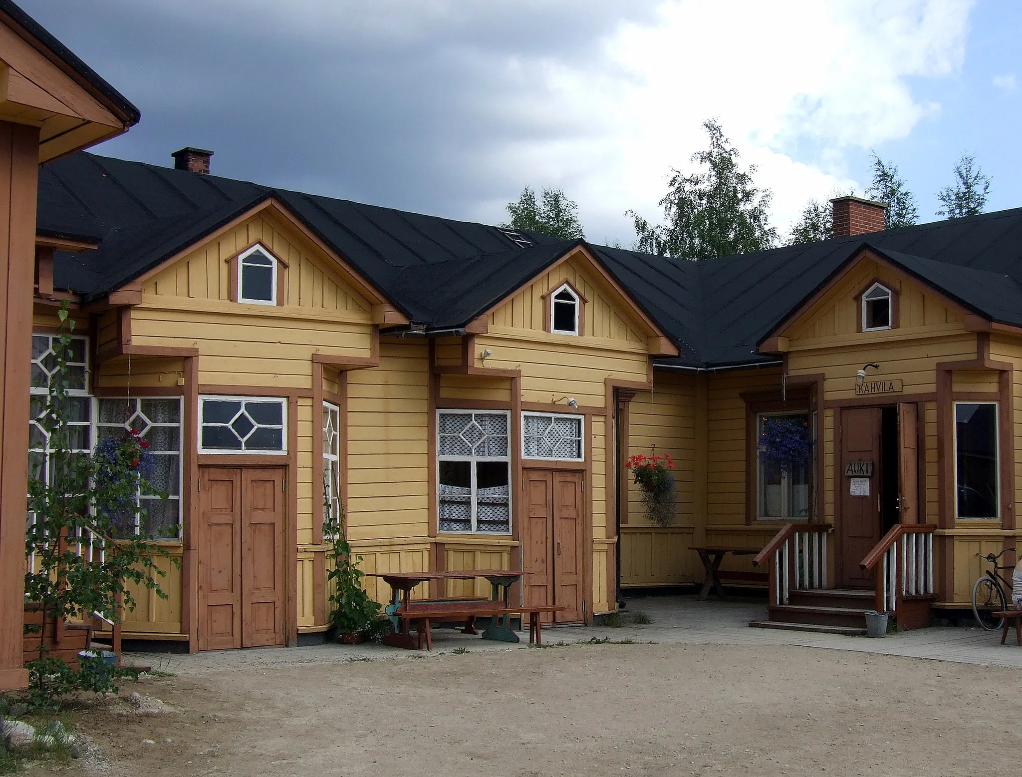 Photo showing: An old shop Jalavan kauppa in Taivalkoski village, Finland. The shop has been established 1883 and has been with the same family ever since. Nowadays the site also hosts a café for the tourists.