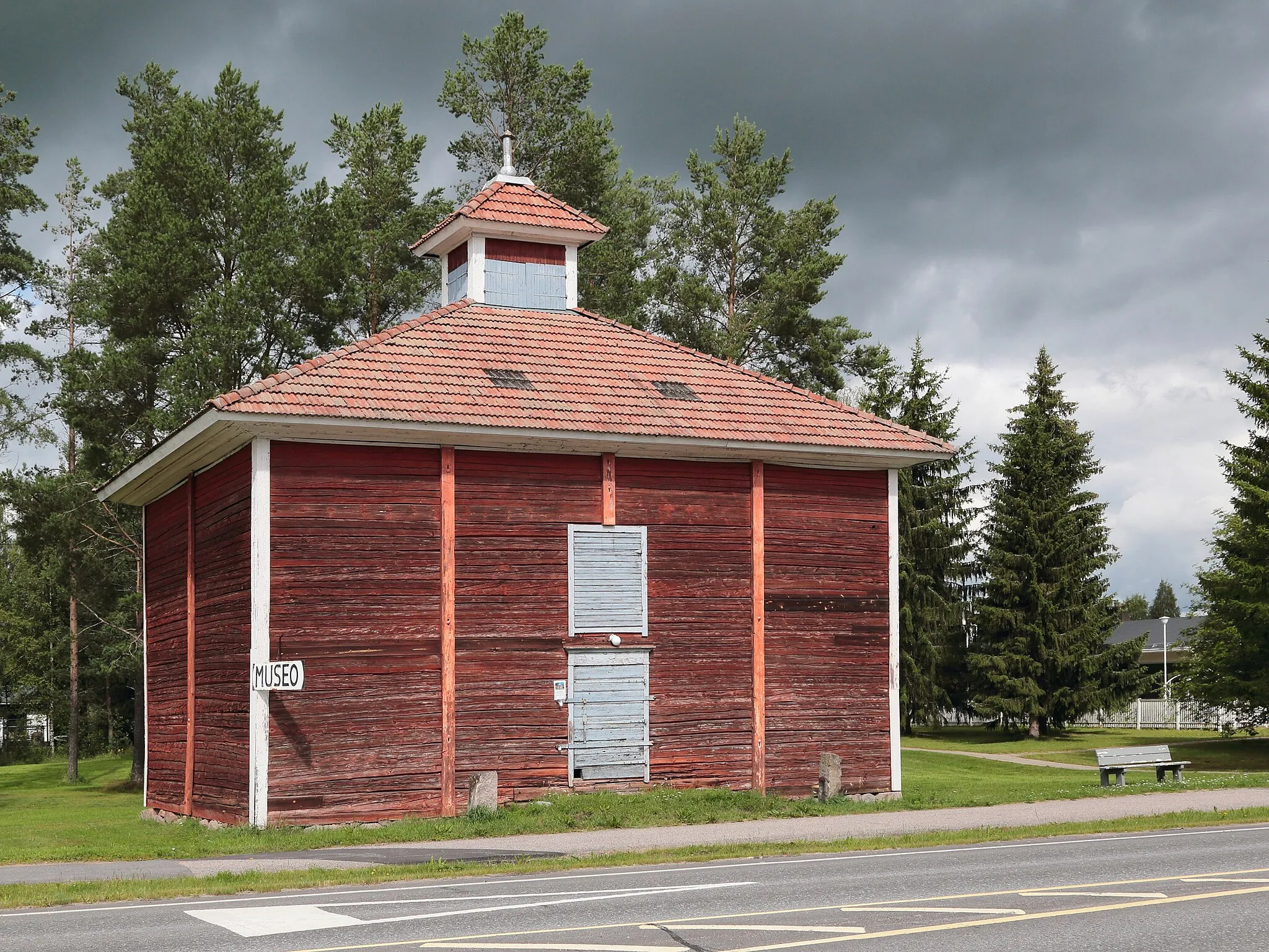 Photo showing: A former parish granary in Tyrnävä has been built in 1860. A museum has been located in the building since 1951.