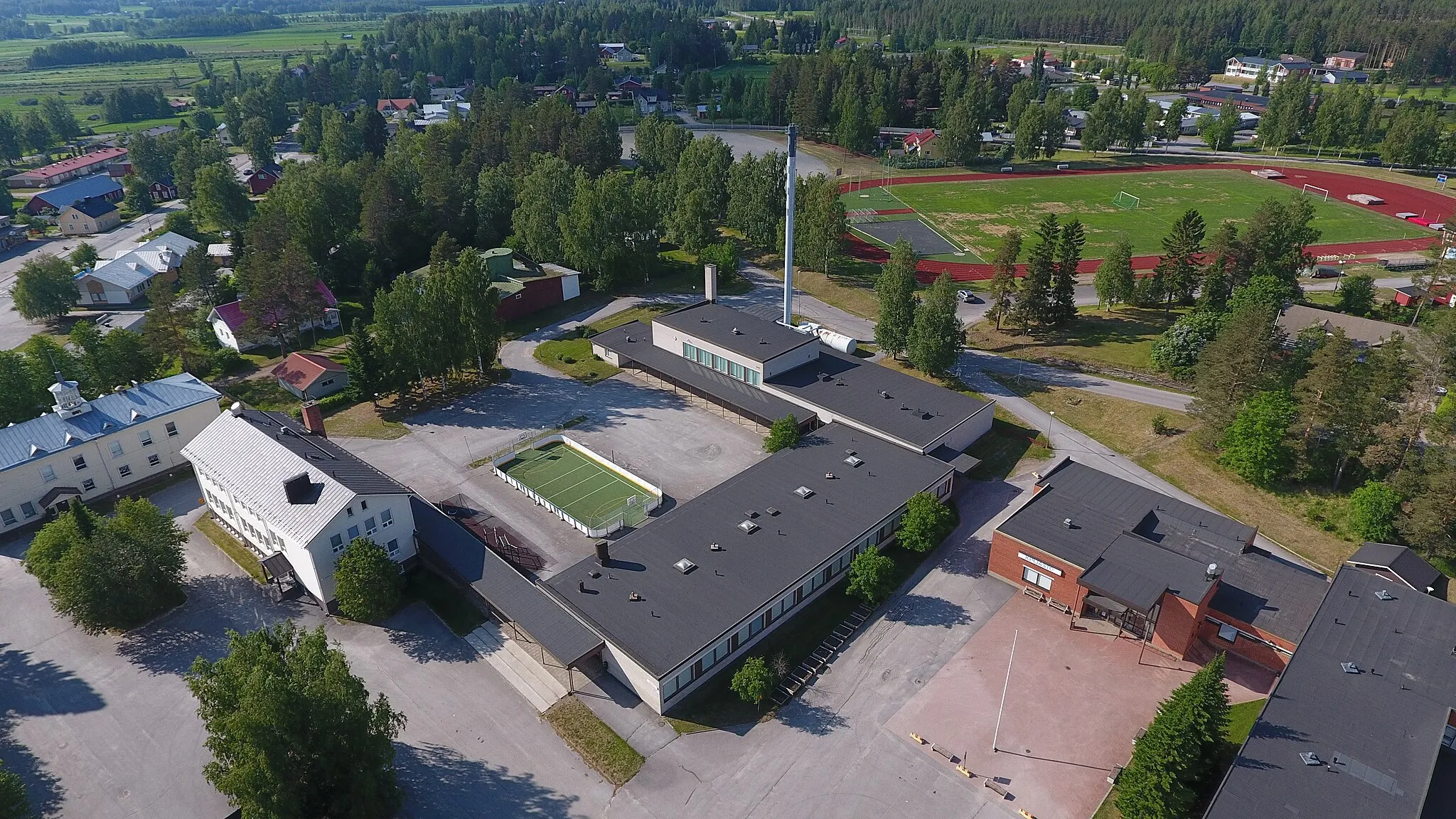 Photo showing: Vetelin lukio yläilmoista kuvattuna.