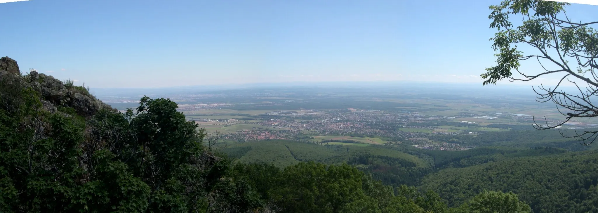 Photo showing: Vue panoramique de Cernay (Haut-Rhin) et une partie de la plaine d'Alsace depuis le massif des Vosges, Herrenfluf 857 m.