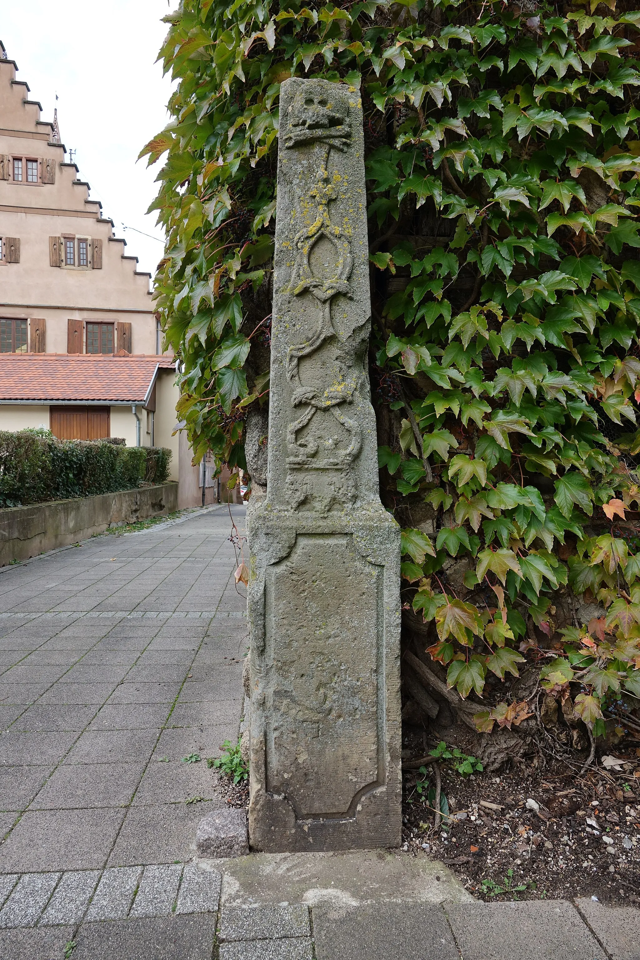 Photo showing: Column in Dambach-la-Ville (Bas-Rhin, France).