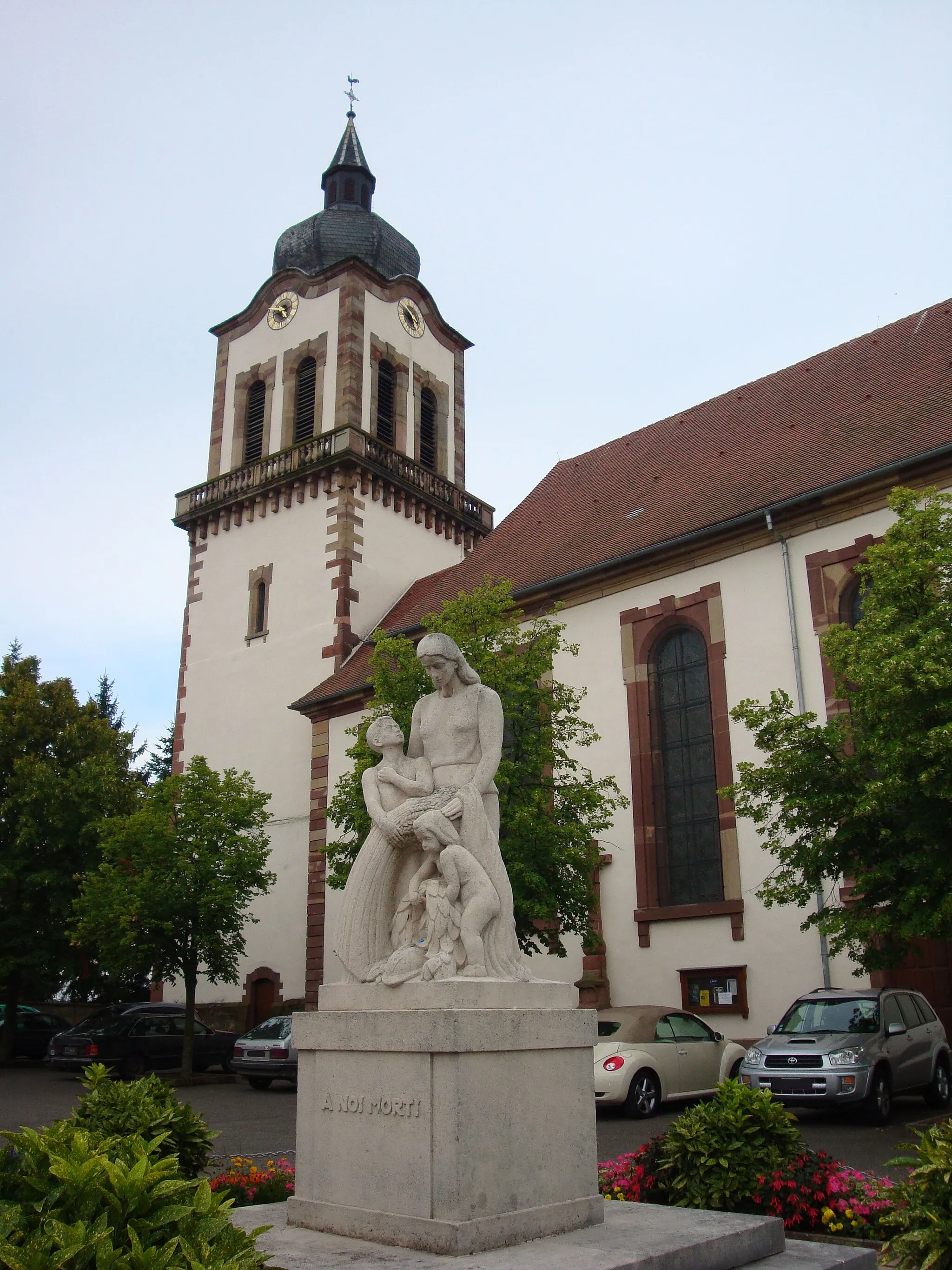 Photo showing: Dettwiller : église simultanée et monument aux morts.