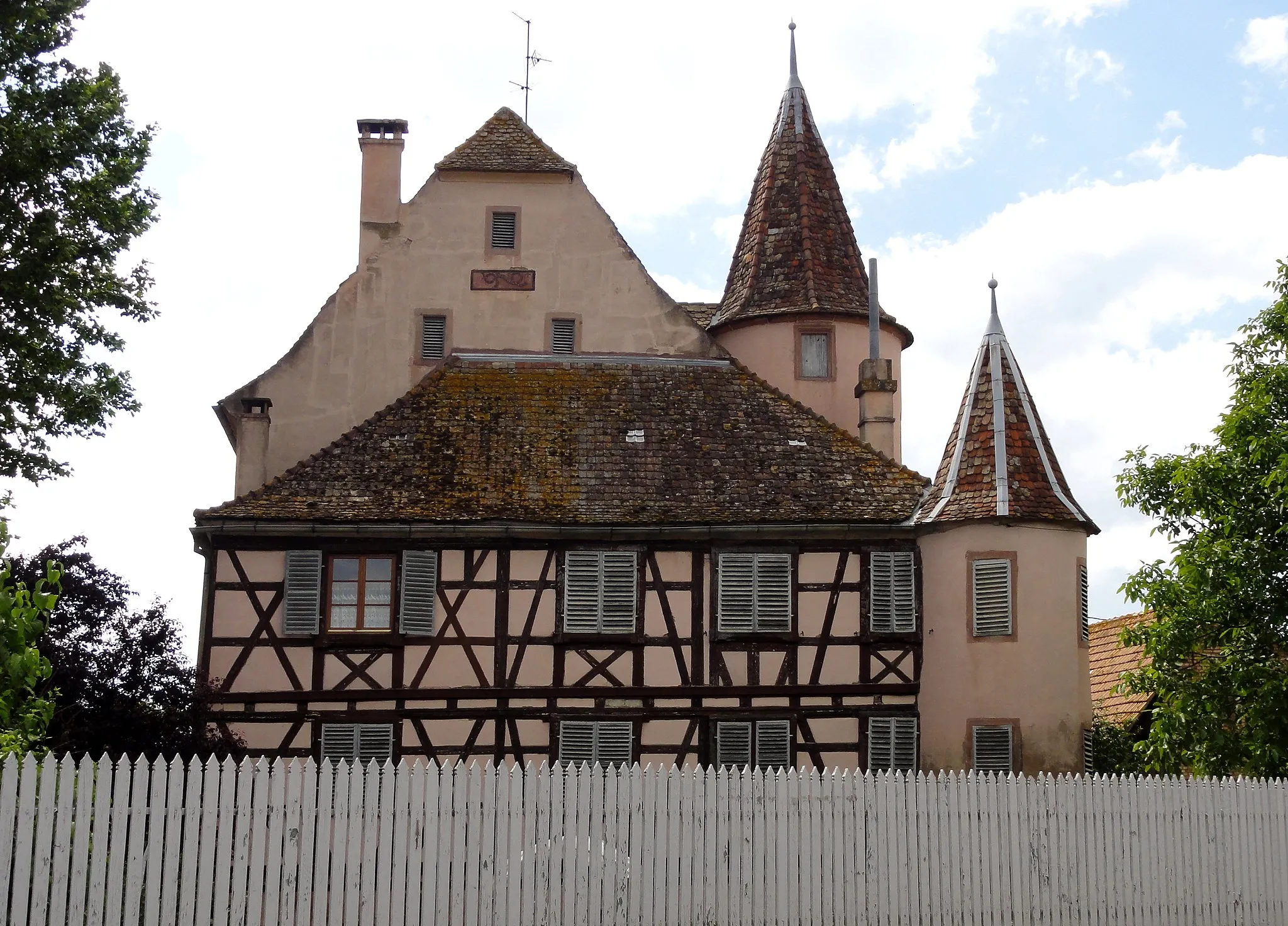 Photo showing: This building is inscrit au titre des monuments historiques de la France. It is indexed in the base Mérimée, a database of architectural heritage maintained by the French Ministry of Culture, under the references PA00084705 and IA67011867 .