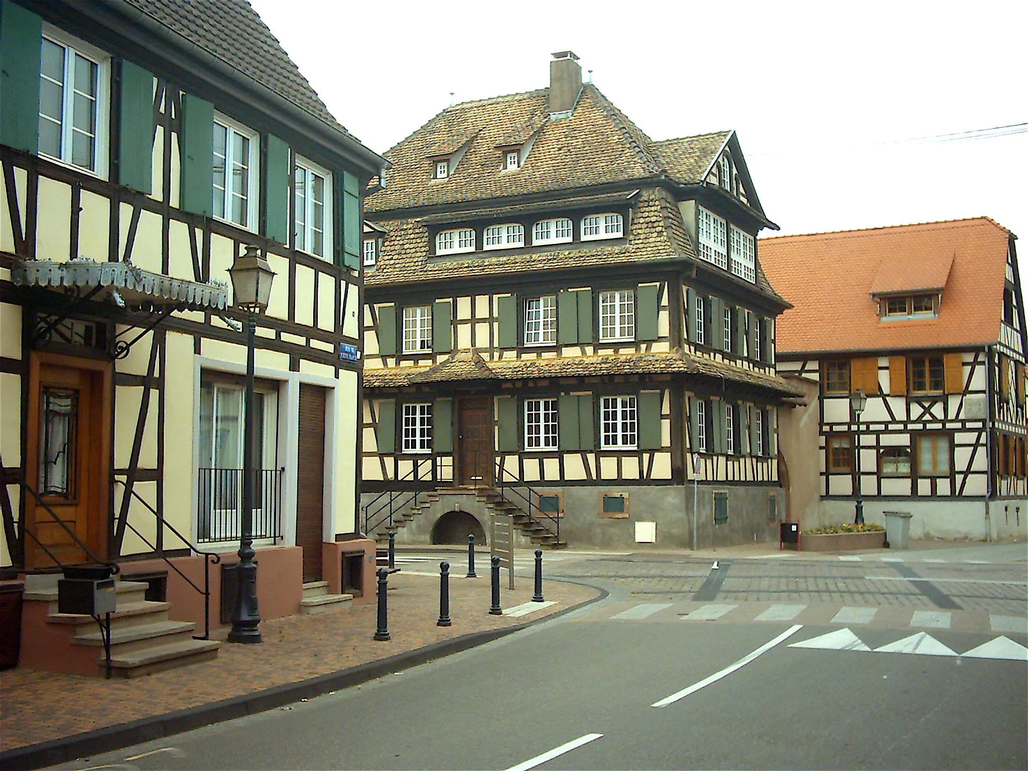Photo showing: fr:Erstein croisement rue du 28 Novembre; Maisons de tanneurs 24 rue de Strasbourg et, au fond, 1 rue du Moulin
