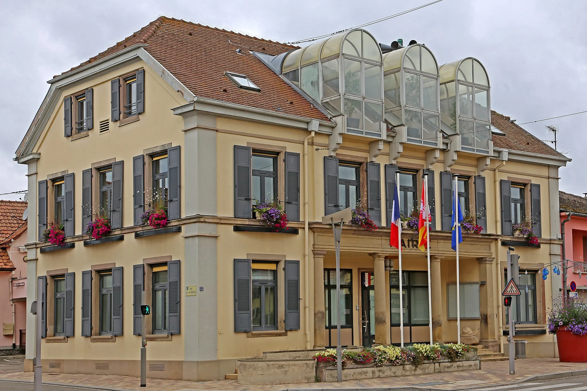 Photo showing: Rathaus in Fessenheim, eine französische Gemeinde im Département Haut-Rhin. Der Ort ist bekannt geworden durch das umstrittene Kernkraftwerk Fessenheim (Centrale nucléare de Fessenheim).