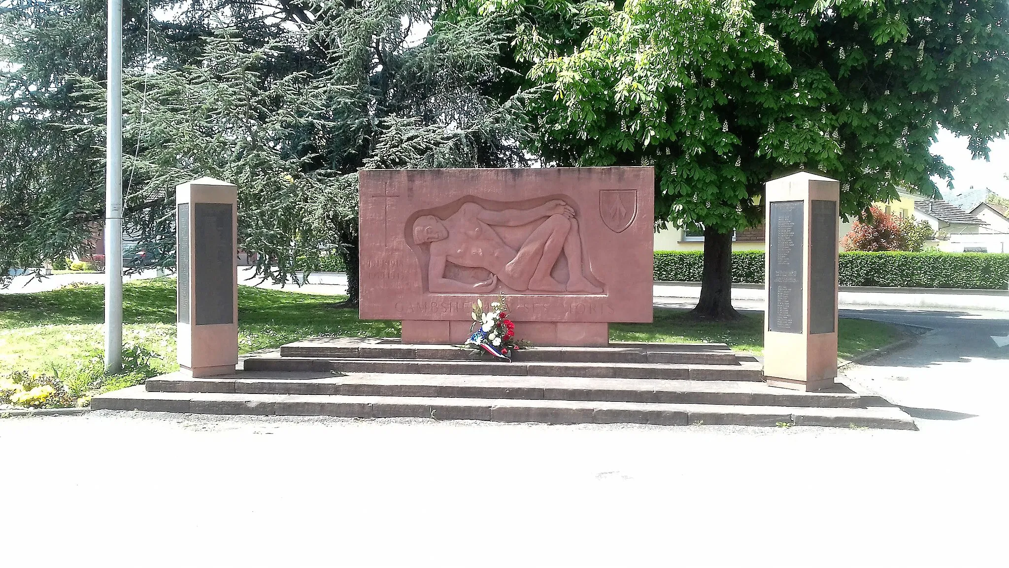 Photo showing: Monument aux morts 14-18 et 39-45 à Gambsheim